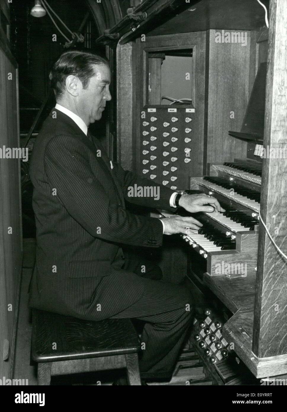 Apr. 21, 1971 - grazie alla società di conservazione che rinnovato gli organi della Cattedrale di Chartres, fondata dal Sig. Pierre Firmin-Didot, l enorme strumento sarà risuonano di nuovo con i suoi 5000 tubazioni che sono state ridotte al silenzio dall'ultima guerra. Il Presidente si occuperà di cerimonie di inaugurazione dei nuovi organi il 5 e 6 giugno. Pierre Firmin-Didot è raffigurato seduto alla tastiera dell'organo nella Cattedrale di Chartres. Foto Stock