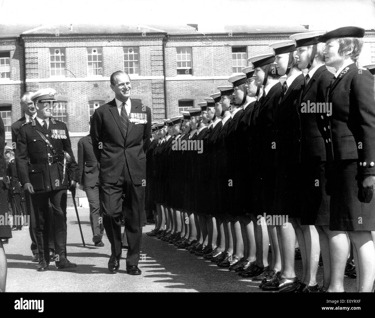 Il principe Filippo ispeziona le donne il Royal Naval Service Foto Stock
