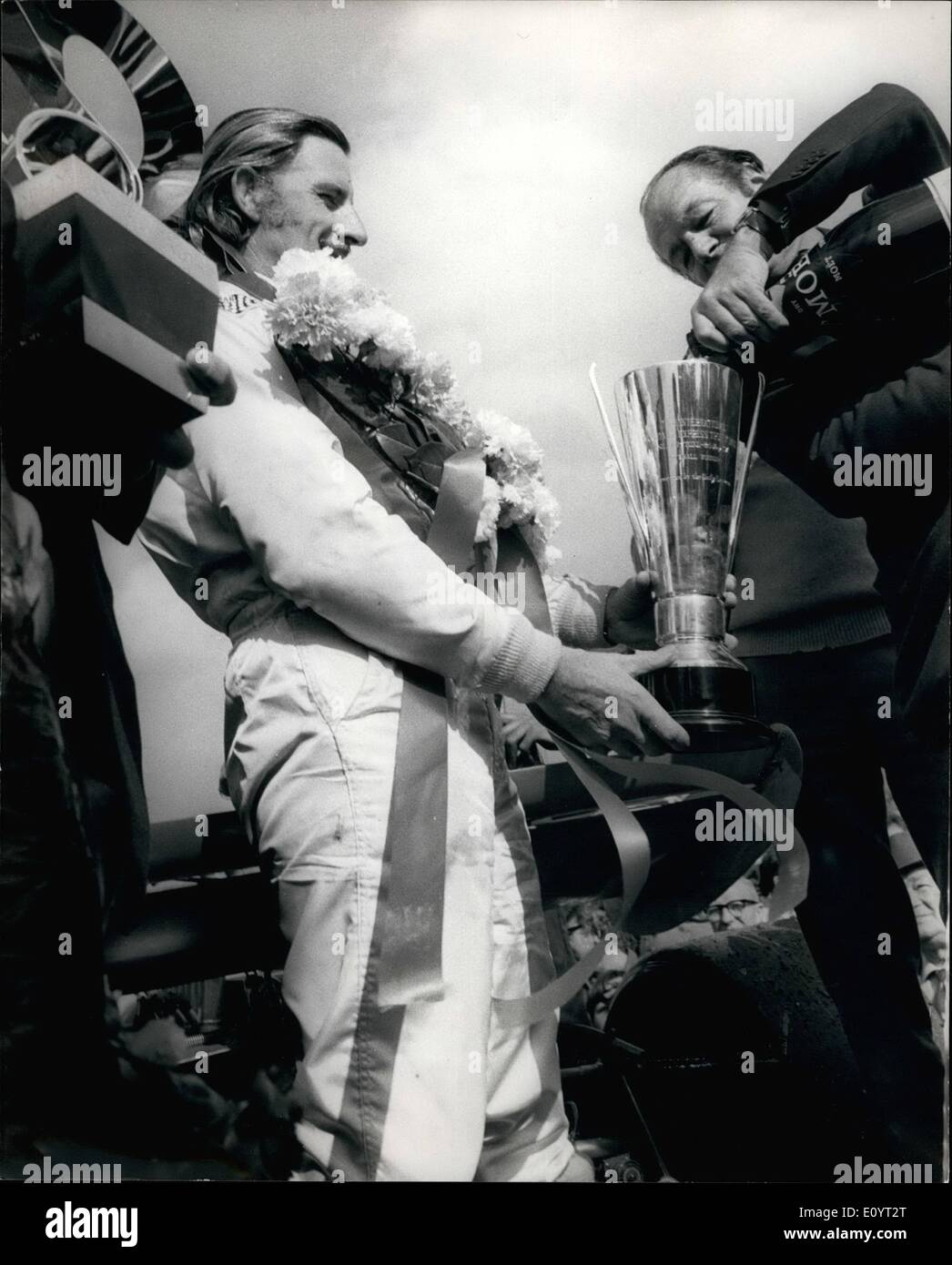 Maggio 05, 1971 - Graham Hill vince a Silverstone: Graham Hill ha conquistato oggi la XXIII GKN Daily Express Trofeo Internazionale di Silverstone, alla guida di una Brabham. Mostra fotografica di Graham Hill ha il trofeo riempite con lo champagne da Sir Max Aitken, presidente di Beaverbrook quotidiani dopo la gara di oggi. Foto Stock