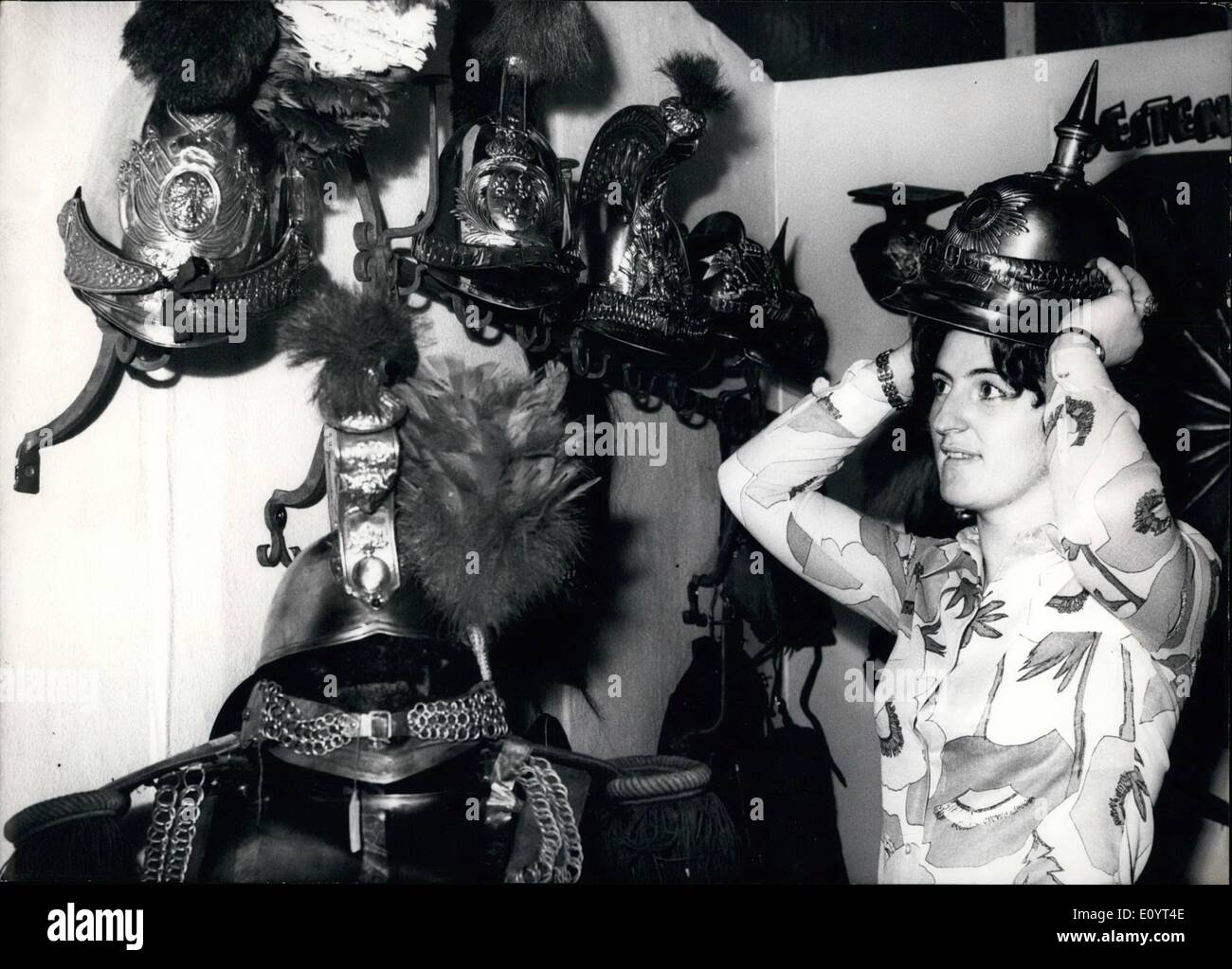 Maggio 05, 1971 - Quarta mostra tedesca di bracci di Stoccarda sottile giovane lady scoperto questo prussiano casco spiked quando si visita la Foto Stock