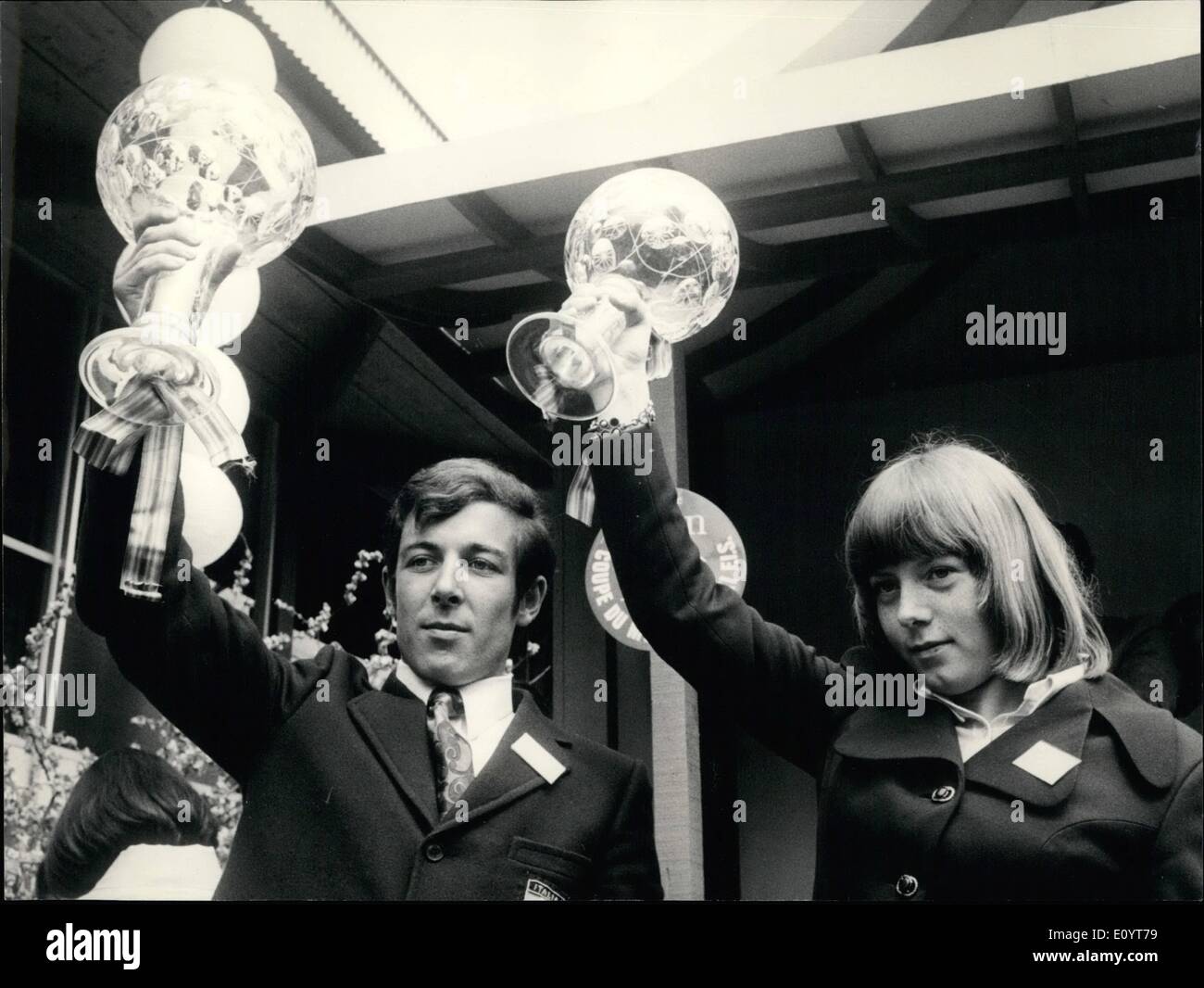 Maggio 05, 1971 - Sci World-Cup per Thoeni et Pröll: i vincitori di quest'anno lo sci alpino-stagione in occasione della Coppa del Mondo di calcio, l'Italiano Gustav Thoeni e l'Austriaca Annemarie Pröll ricevuto il trofeo di vian, nel caso in cui la Federazione internazionale sci FIS) soddisfatte. La foto mostra il Thoeni Pröll e con i loro bicchieri. Foto Stock