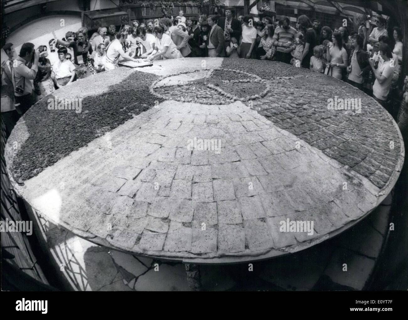 Maggio 05, 1971 - World' più grande Pizza a Dusseldorf: In occasione dell'apertura di un nuovo ristorante a Düsseldorf (Germania) l'Italiano Ennio Sinigo hanno reso il più grande del mondo di pizza per la quale egli ha utilizzato 130 kg di salame, 50 kg di tonni, 15 kg di olive e 15 kg di carciofo cuori e il cui diametro era di circa 12 m. Dopo il ''cerimonia di cottura'' circa 1000 gli ospiti affamati e i passanti mangiato questo 'super-specialità' Foto Stock