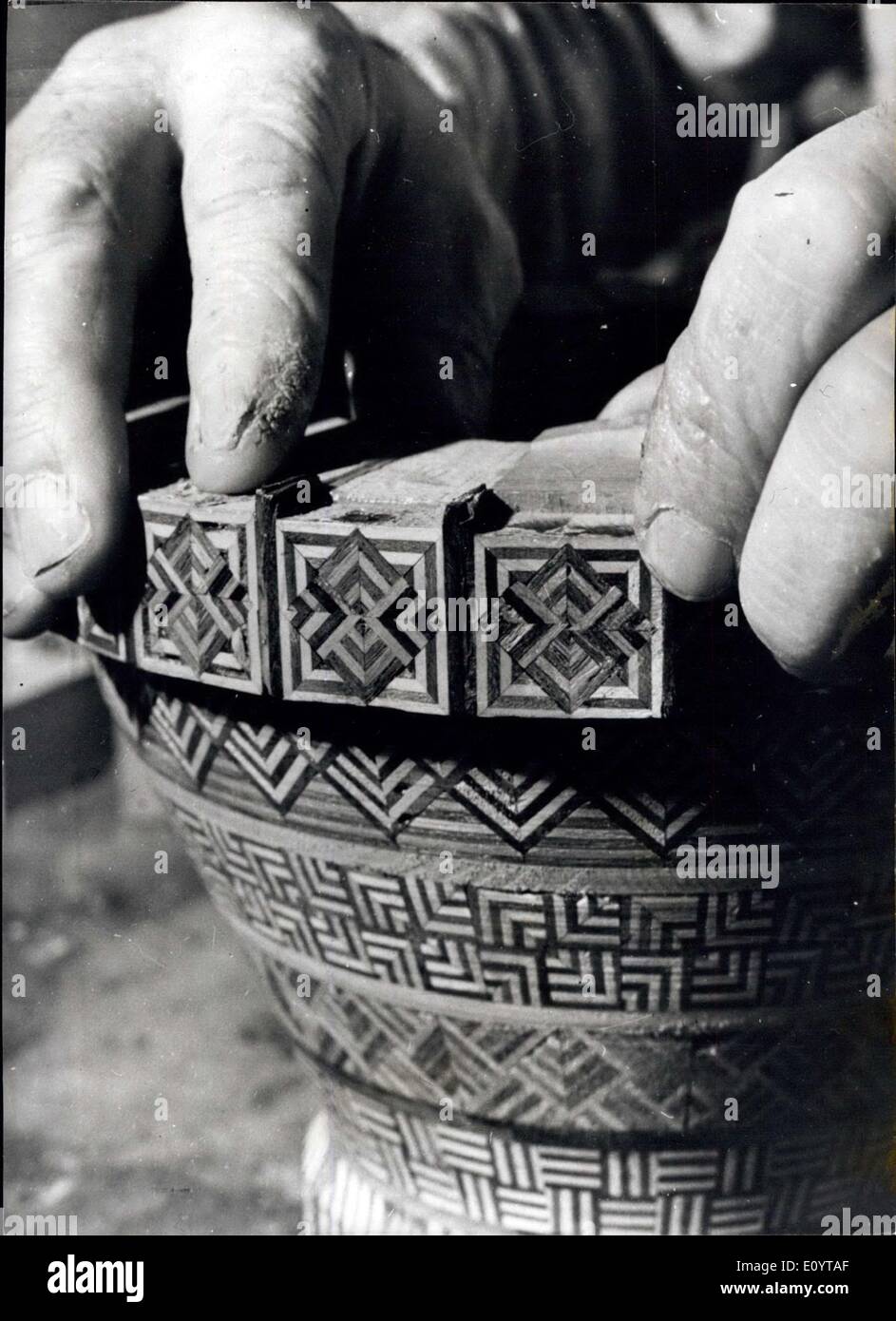 11 maggio 1971 - un pensionato falegname ceca con un insolito hobby: Jan Vavra, un pensionato falegname da Novy Jicin, la Moravia del nord, che ha lavorato per il pattern shop dei Tatra Automobile lavora a Koprivince per molti anni ha un altro interessante hobby. Il suo amore per il legno e il suo desiderio di creare qualcosa di individuale, fu l'origine del suo presente e abilità artigianale. Da differenti specie di legno che rende le cose come vasi, piatti, candelabri, bracciali, la scrittura imposta e così via Foto Stock