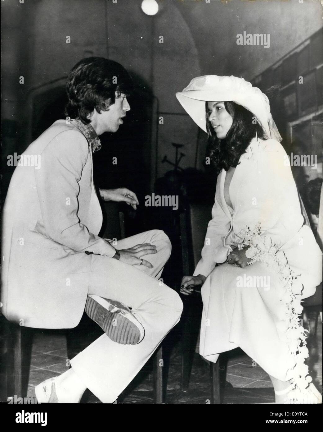 15 maggio 1971 - 15 Maggio 1971 a completare il putiferio a Jagger wedding a Saint Tropez. Mick Jagger dei Rolling Stones è stato sposato in precedenza questa settimana nel matrimonio più selvaggia mai visto in francese jet-set resort di Saint Tropez. Vi sono stati scontri, maledizioni e lacrime davanti Jagger, 27, e la sua sposa nicaraguense, Bianca Perez Morena de Macias, 21, sono stati pronunciati l uomo e la moglie durante una cerimonia civile nel municipio locale, seguita da una seconda cerimonia in occasione della XVII secolo cappella di Sant'Anna. Anche qui era il caos Foto Stock