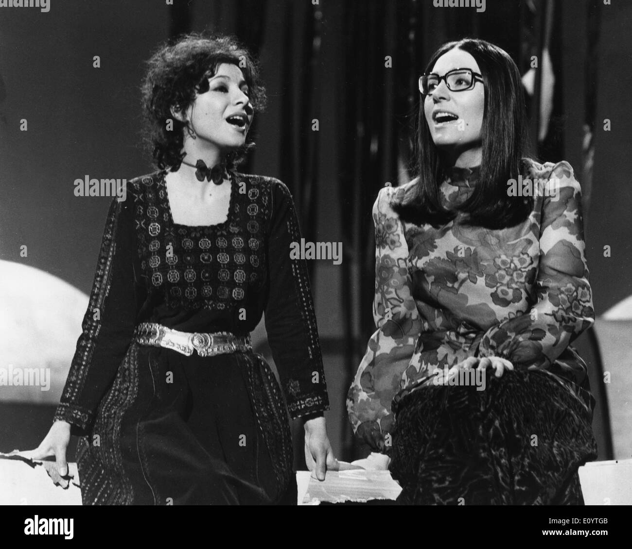 Data sconosciuta - Londra, Inghilterra, Regno Unito - Cantante Nana Mouskouri canta in una performance con un'altra donna. Foto Stock