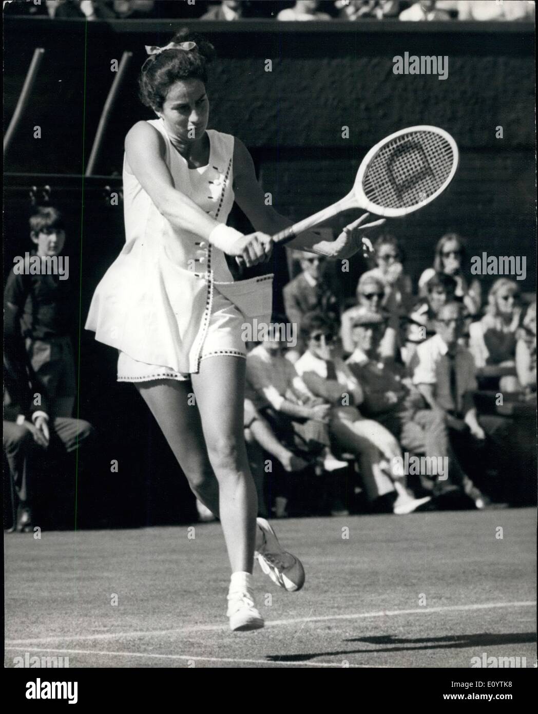 Giugno 06, 1971 - Wimbledon Tennis Championships 2° Giorno Virginia Wade G.B. V P Hogan USA. La foto mostra il Virginia Wade G.B. in gioco Foto Stock