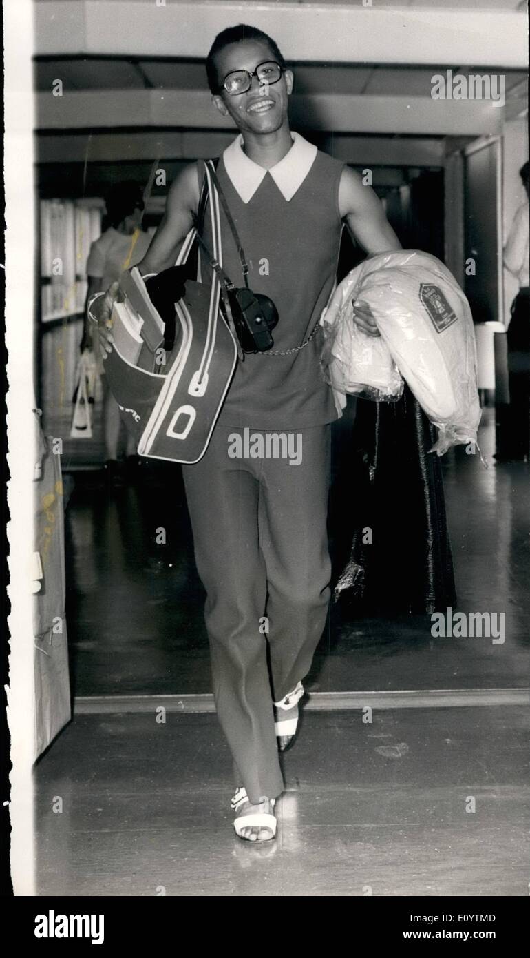 Giugno 06, 1971 - Marilyn Neufville ritorna a casa di sua nativa Giamaica.: Top Girl atleta Marilyn Naeufville oggi uscire la Gran Bretagna a tornare a casa per la nativa Giamaica. Sta tornando a casa in modo che lei sarà in grado di qualificarsi per la Giamaica nel prossimo anno di Giochi Olimpici. Marilyn, 18, è la donna più veloce del mondo e mai oltre 400 metri. La foto mostra Marilyn Neufville raffigurato all aeroporto di Heathrow prima di volare in Giamaica oggi. Foto Stock