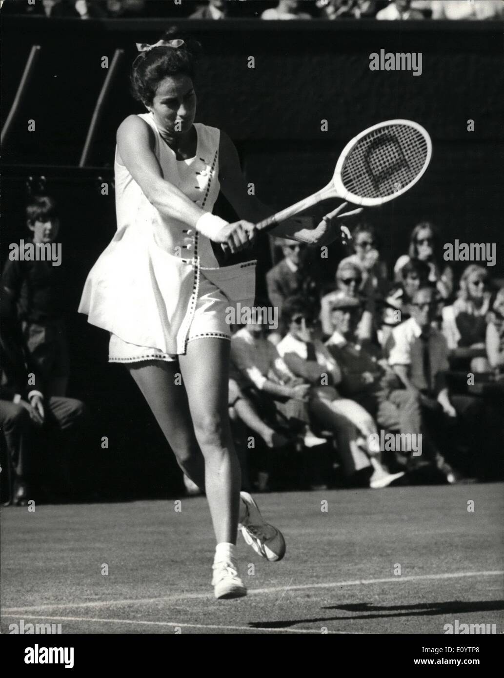 Giugno 06, 1971 - Wimbledon Tennis Championships Ind giorno Virginia Wade G.B.V.P. Hogan USA: Mostra fotografica di Virginia Wade G.B. in gioco Foto Stock