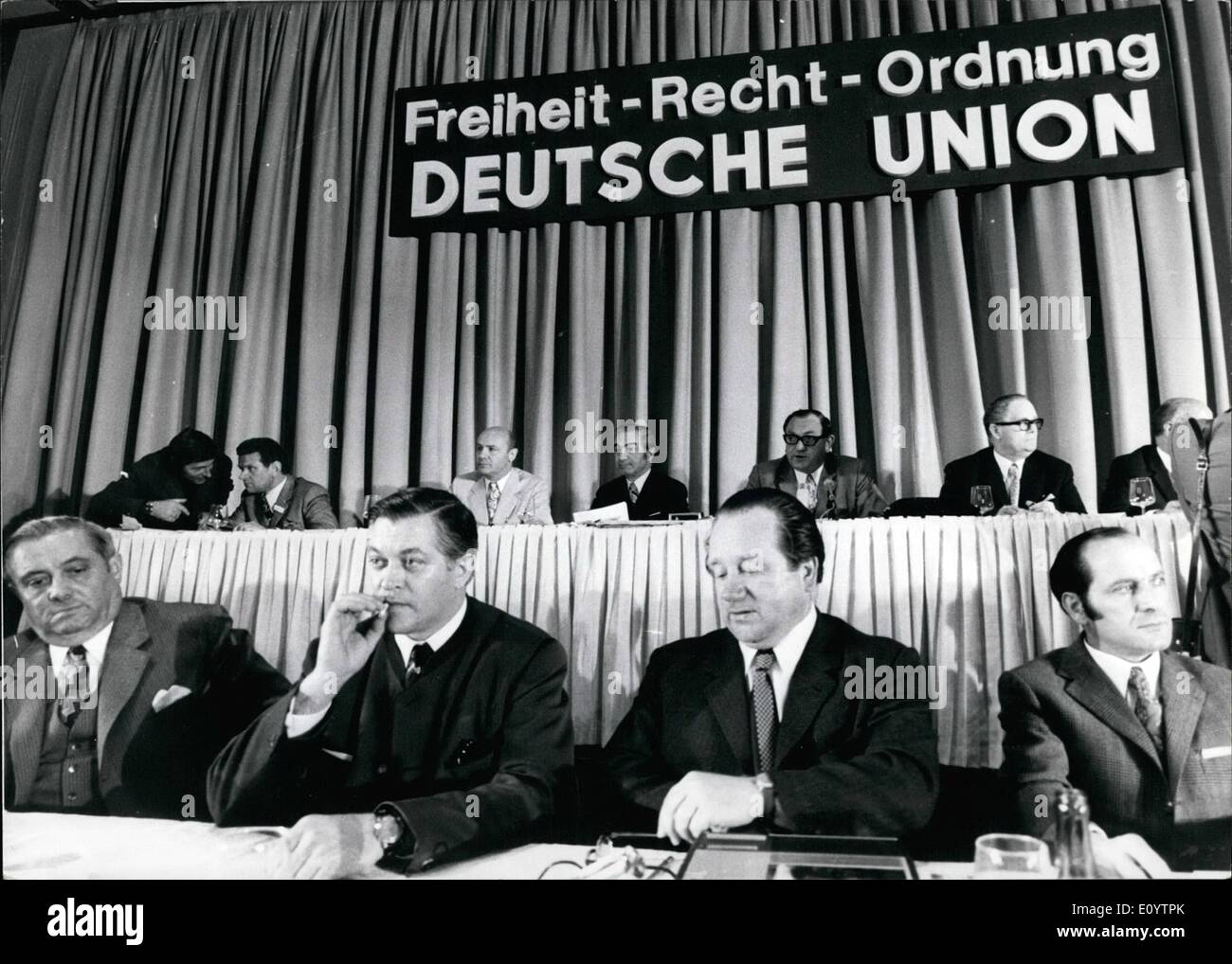 Giugno 06, 1971 - Fondazione della ''Unione tedesca''; di recente un nuovo partito fu fondata nel Disseldorf (Germania). Il ''Unione tedesca'' che chiede per sé ''centro patriottica" e che consiste quasi solo di ex membri FD (Liberi Democratici) intende ''raccogliere le libere forze nazionali del popolo tedesco'' e ad alzarsi in piedi per un ''futura politica costruttiva''. Ex FDP stati Siegfried Zoglmann che ha dato luogo ad osservazioni lo scorso anno dalla formazione del ''nazionale azione liberale" è stato eletto come presidente. La foto mostra la Presidenza (sullo sfondo al centro Siegfried Zoglmann) Foto Stock