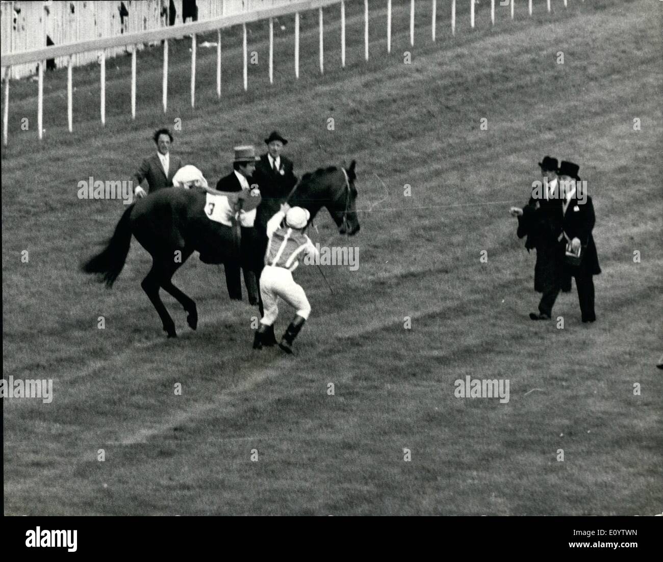 Giugno 06, 1971 - Mill Reef vince il derby. Borbone getta Jockey durante la parata: Bourbon, il cavallo francese ha gettato il suo fantino, F. testa, durante la sfilata per le odierne Derby a Epsom. Borbone fu infine rimontato ma finito non piazzati. Mostra immagine: l'incidente quando jockey F.. testa fu gettato il suo montaggio, Bourbon, durante la sfilata prima di oggi il Derby. Foto Stock