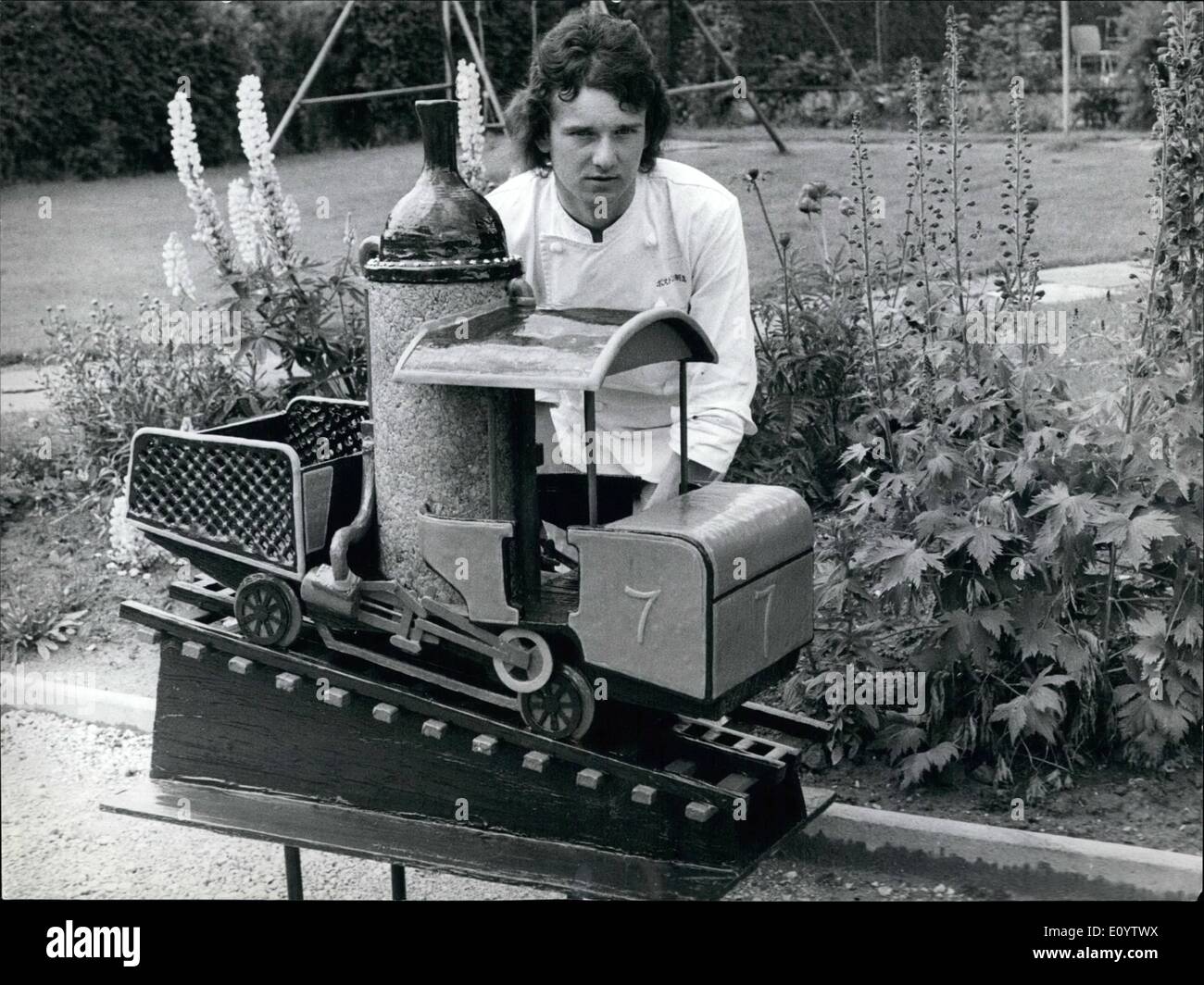 Giugno 06, 1971 - un dolce locomotiva per il centesimo anniversario: un preciso modello della prima locomotiva della ferrovia Rigi-Vitznau è stata condizionata da Anton Kaufmann da Winikon nel Lucienne Cantone. Egli ha utilizzato 28 chilo di cioccolato, 4,5 kilo torrone e 3 kg di marzapane a modello la prima locomotiva - con montante - gara del Vitznau-Rigi ferrovia che celebra il suo centesimo anniversario quest'anno. Aveva bisogno di 92 ore per rendere questo modello. Foto Stock