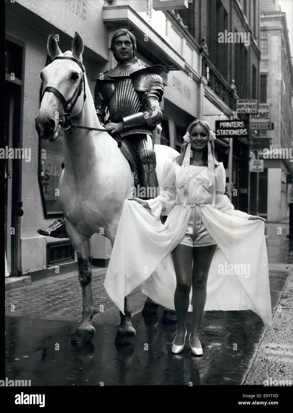 Giugno 06, 1971 - visto sfilare per Ascot dal cavaliere in armatura scintillante; fotografato con un cavaliere in armatura scintillante oggi è il modello Janet Tillet, indossando un chi forma abito in stile greco in blu di nastro di raso rivestimenti per sottolineare la linea. Criss Cross bande contrassegnare il corpetto e maniche, con abbinamento di hot pants indossati sotto la gonna spaccata. Il copricapo è fatta di grappoli floreali, blu con nastri di raso streaming per spalla - da giovane vestito della collezione di noleggio. Foto Stock