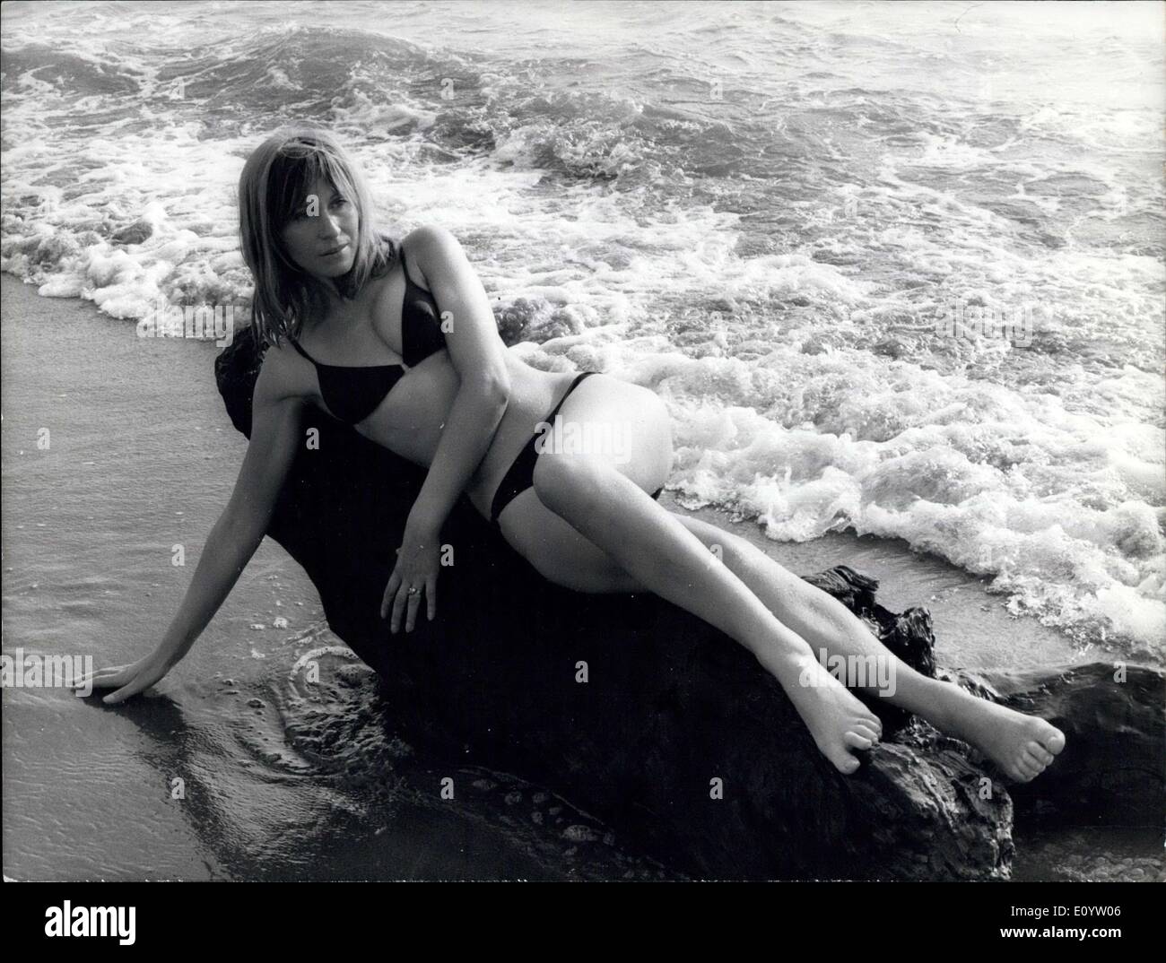 Giugno 09, 1971 - Ingar Keyrich, giovane attrice tedesca 22-enne , da Monaco di Baviera, è una bella capelli biondi e corpo lankly. La sua aspirazione è girato il film dopo alcuni ruoli aveva in teatro. Per il momento in cui lei ha al suo attivo solo tre piccoli ruoli in tre film. Lei è in attesa di una grande occasione. Nel frattempo Ella ottenere un bagno in mare ( inquinare o non...) nei pressi di Roma. Foto Stock