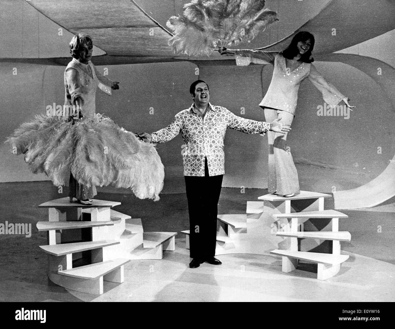Jun 15, 1971 - Parigi, Francia - File (foto) JACQUES CARONTE era un attore francese e regista. Nella foto: Jacques Caronte, centro con JACQUELINE MAILLAN, sinistra e SOPHIE DESMARETS, su una TV show di varietà. Foto Stock