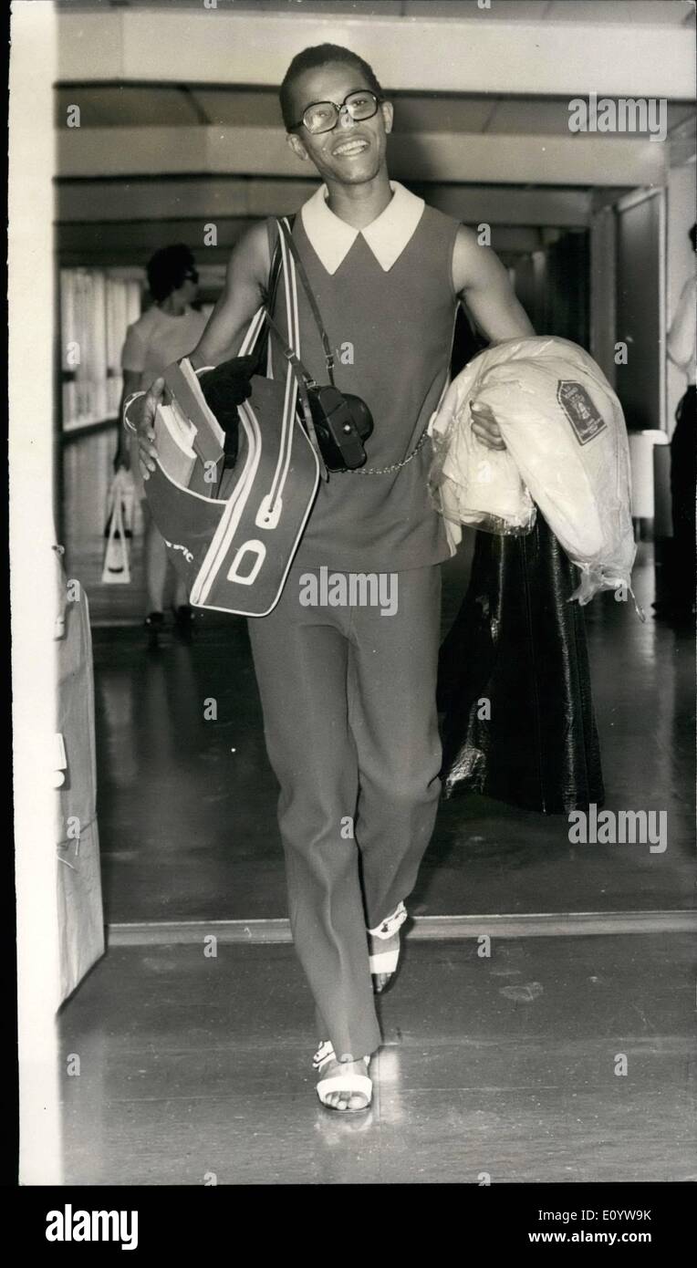 Lug. 07, 1971 - Marilyn Neufville ritorna a casa di sua nativa Giamaica. Top Girl atleta Marilyn Neufville oggi uscire la Gran Bretagna a tornare a casa per la nativa Giamaica. Sta tornando a casa in modo che lei sarà in grado di qualificarsi per la Giamaica nel prossimo anno di Giochi Olimpici. Marilyn, 18, è il più veloce del mondo donna sempre oltre 400 metri. La foto mostra: Marilyn Neufville raffigurato all aeroporto di Heathrow prima di volare in Giamaica oggi. Foto Stock