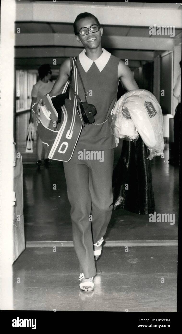 Lug. 07, 1971 - Marilyn Neufville ritorna a casa di sua nativa Giamaica. Top Girl atleta Marilyn Neufville oggi uscire la Gran Bretagna a tornare a casa per la nativa Giamaica. Sta tornando a casa in modo che lei sarà in grado di qualificarsi per la Giamaica nel prossimo anno di Giochi Olimpici. Marilyn, 18, è il più veloce del mondo donna sempre oltre 400 metri. La foto mostra: Marilyn Neufville raffigurato all aeroporto di Heathrow prima di volare in Giamaica oggi. Foto Stock
