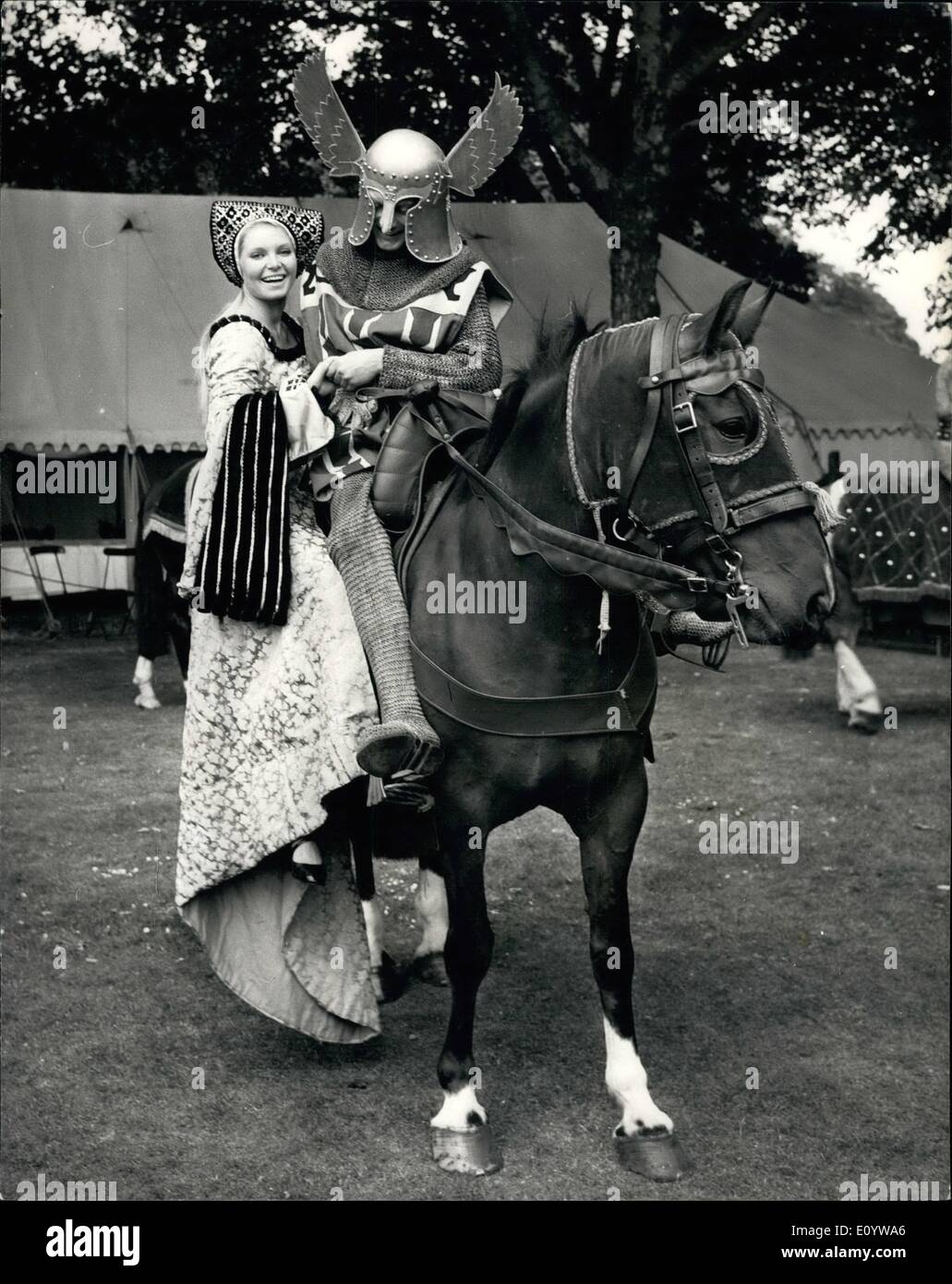 Lug. 07, 1971 - prove per il World Wildlife Decimo anniversario palla a Hurlingham: un completo Prove abito ha avuto luogo questo pomeriggio in preparazione per il World Wildlife decimo anniversario sfera che avrà luogo questa sera a Hurlingham. Il Duca di Edimburgo e il Principe Bernardo dei Paesi Bassi saranno ospiti d'onore a una serata medievale. Mostra fotografica di Eva Reuber Staier ''Miss Wildlife'', e l'ex 1969 Miss Mondo, è assistita su di un cavallo da Mark Chambalayne, che come Sir Mark prenderanno parte stasera''s palla. Foto Stock