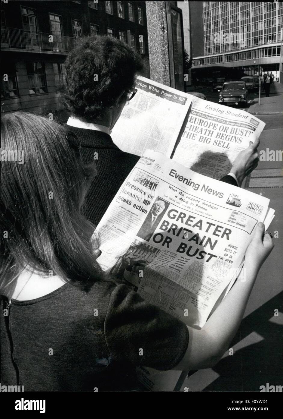 Lug. 08, 1971 - luglio 8th, 1971 Libro bianco del governo sul mercato comune in vendita presso H.M. Ufficio fisso. Il governo nel Libro bianco sul mercato comune, che definisce le prospettive di entrata e il cabinet opinioni su di essi, sono stati pubblicati oggi dalla H.M. Ufficio fisso. Questa sera il primo ministro sig. Edward Heath, affronterà la nazione sui termini per il britannico della CEE entrata in televisione. La foto mostra: Due londinesi guardando la notizia di un giornale della sera che li informa di tutti circa la Gran Bretagna è entrata nel mercato comune. Foto Stock