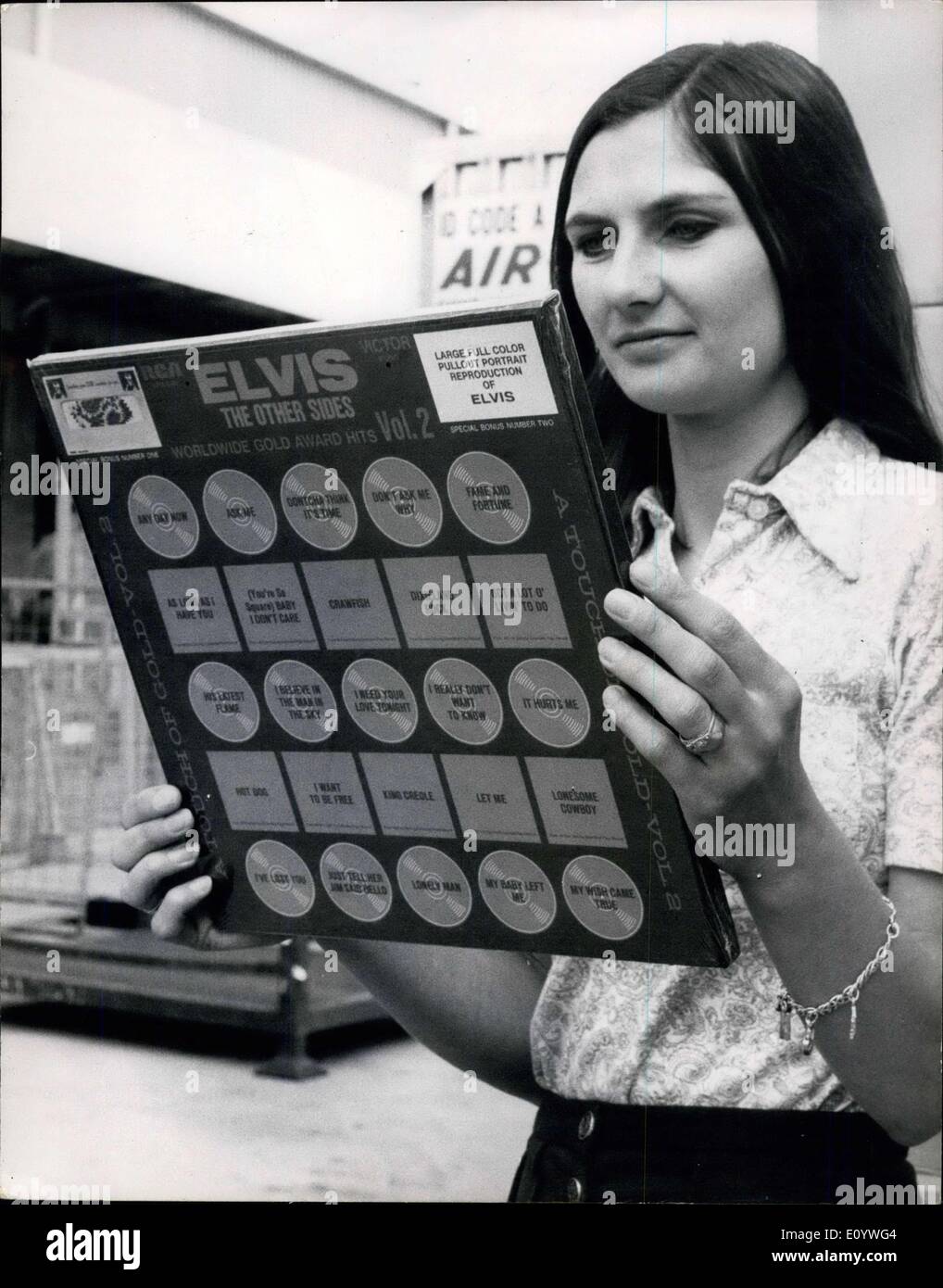 31 luglio 1971 - 15,000 pezzi di abbigliamento di Elvis Presley arrivano a Heathrow Elvis Presley, il re del rock 'n' roll, non ha mai messo piede in Gran Bretagna come intrattenitore nonostante anni di supplica da parte dei suoi fan, Ma la sua consolazione nel fine settimana n la forma di foto dell'abbigliamento del cantante è stato volato in Heathrow Airport questa mattina in 15,000 scatole di LP ogni scatola contiene quattro dischi LP dal titolo ''Worldwide Gold Award Hits Vo12-the other Sides''. Un poster di foto a lunghezza intera, E un panno da 4'' per 2'' tratto dall'ampio guardaroba di Presley. Le scatole saranno al dettaglio a 9 Foto Stock