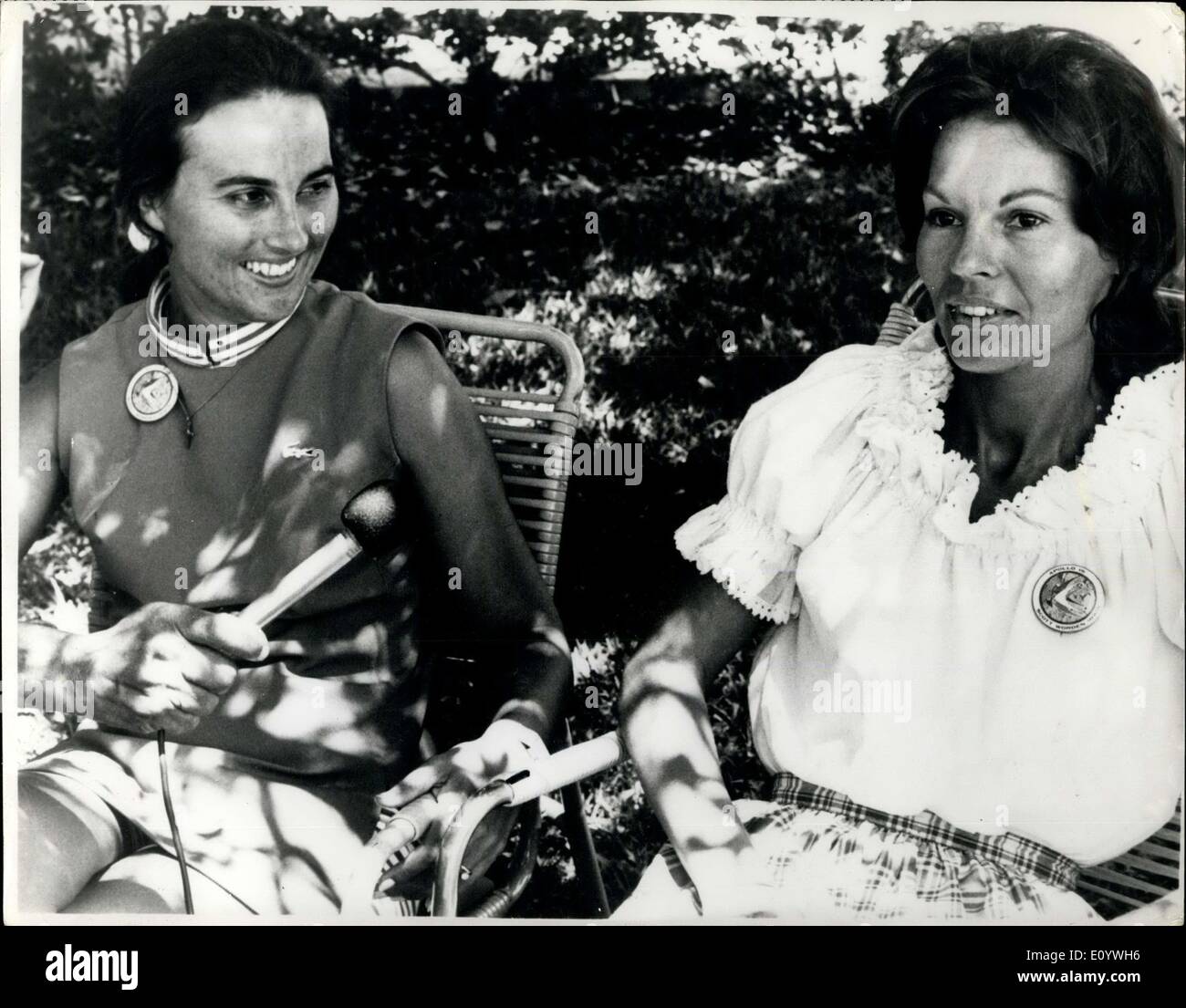 Agosto 02, 1971 - i loro mariti sono sulla luna: Nella foto durante una conferenza per la radio a Cape Kennedy, Florida, sono le mogli del American Apollo 15 astronauti ora esplorando la luna. Sulla destra è la signora Mary Ellen Erwin, Moglie del Ten. Col. James Irwin, modulo lunare, pilota e sulla sinistra è la Sig.ra Ann Lurton Scott, moglie del Col. David Scott, il comandante della missione. Foto Stock