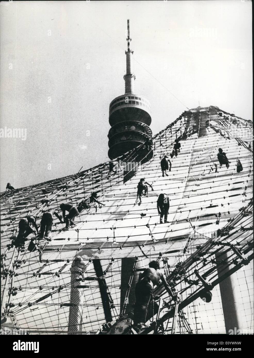Agosto 08, 1971 - Non una nave di armamento - ma i preparativi per le Olimpiadi di Monaco di Baviera.: Cercando piuttosto di come i membri dell'equipaggio di una nave fino alle manovre - questi operai sono busliy impegnato sul tetto della piscina olimpica di Monaco dove i giochi aprire il prossimo anno. Il tetto sarà coperto con vetro acrilico piastre. Foto Stock