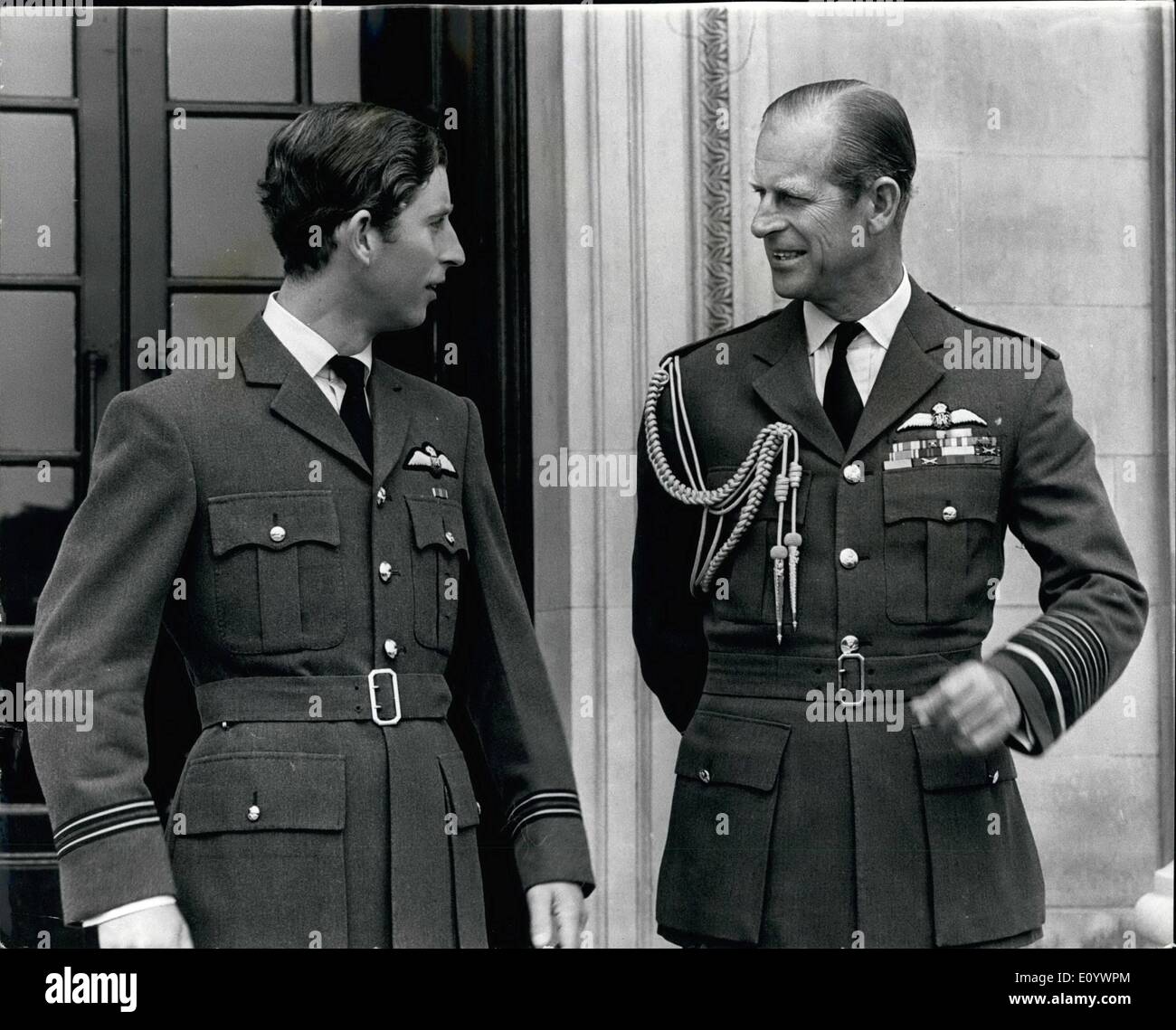 Agosto 08, 1971 - Il principe Carlo ottiene il suo ''ali'' : il Principe Carlo raccolto le sue ali presso il Royal Air Force college di cranwell, oggi. Fu presentato con il ''ali'' dal capo del personale aereo, AIR CHIEF MARSHAL Sir Denis spots legno. guardando nella corona tra gli altri orgogliosi genitori era il duca di Edimburgo nella sua uniforme del maresciallo della Royal Air Force. Il principe Carlo era uno dei 20 piloti presentato con le sue ali in un passaggio fuori parads di 33 graduate operatori entro la fine di quest'anno il principe si unisce alla Royal Navy Foto Stock