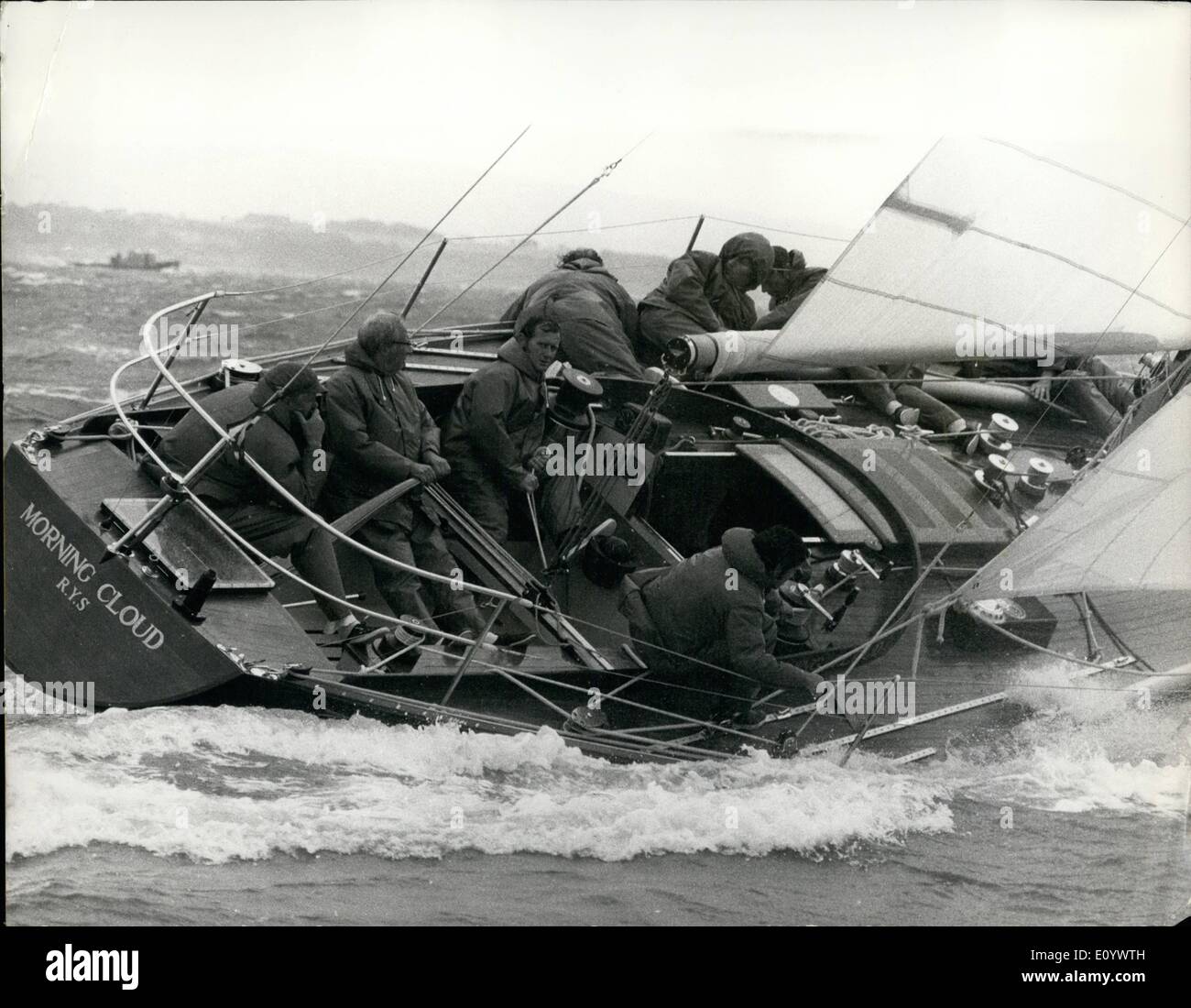 Agosto 08, 1971 - Il sig. Heath Copes pesante con i mari. La Gran Bretagna è Admiral's Cup, guidato dal Primo ministro, il sig. Heath, è pronta a vincere la coppa per la prima volta dal 1965. I tre team di yacht passa in quarta e ultima gara di Fastnet sabato con 22 punti di vantaggio su Australia, i principali sfidanti. piazzamenti dopo la terza gara della serie sono state la Gran Bretagna 480, Australia 458, Stati Uniti 419. La foto mostra: signor HEATH affrontando con mare grosso come nube del mattino navigato in decima posizione nella giornata di ieri il terzo di quattro gare per l'Admiral's Cup. I tre-yacht team britannico è in piombo. Foto Stock