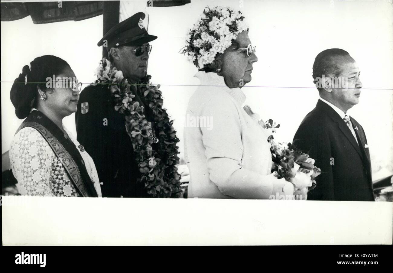 Agosto 08, 1971 - Regina Juliana e Prince Bernhard visitare l Indonesia: Regina Juliana e Prince Bernhard nei Paesi Bassi, arrivati a Giacarta, recentemente per i loro dieci giorni di visita in Indonesia. La foto mostra (L a R): Mme. Suharto; Regina Juliana; Prince Bernhard e il Presidente Suharto, raffigurato all'Aeroporto di Jakarta, all'arrivo della coppia olandese. Foto Stock