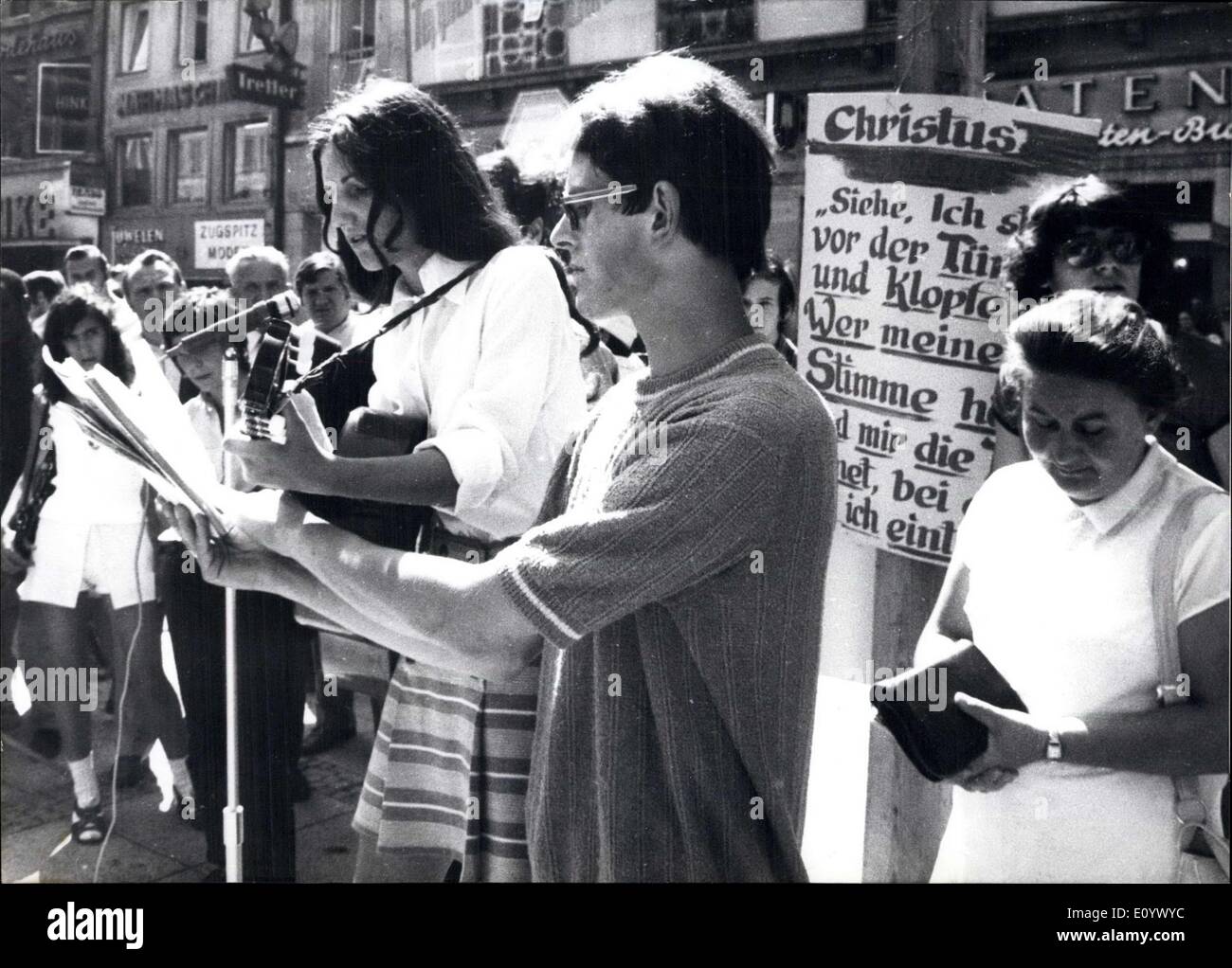 Agosto 20, 1971 - Azione del ''Jesus-Movement Occidentale-germania : ''alta con Gesù "....è il motto, seguita da qui e più yo Foto Stock