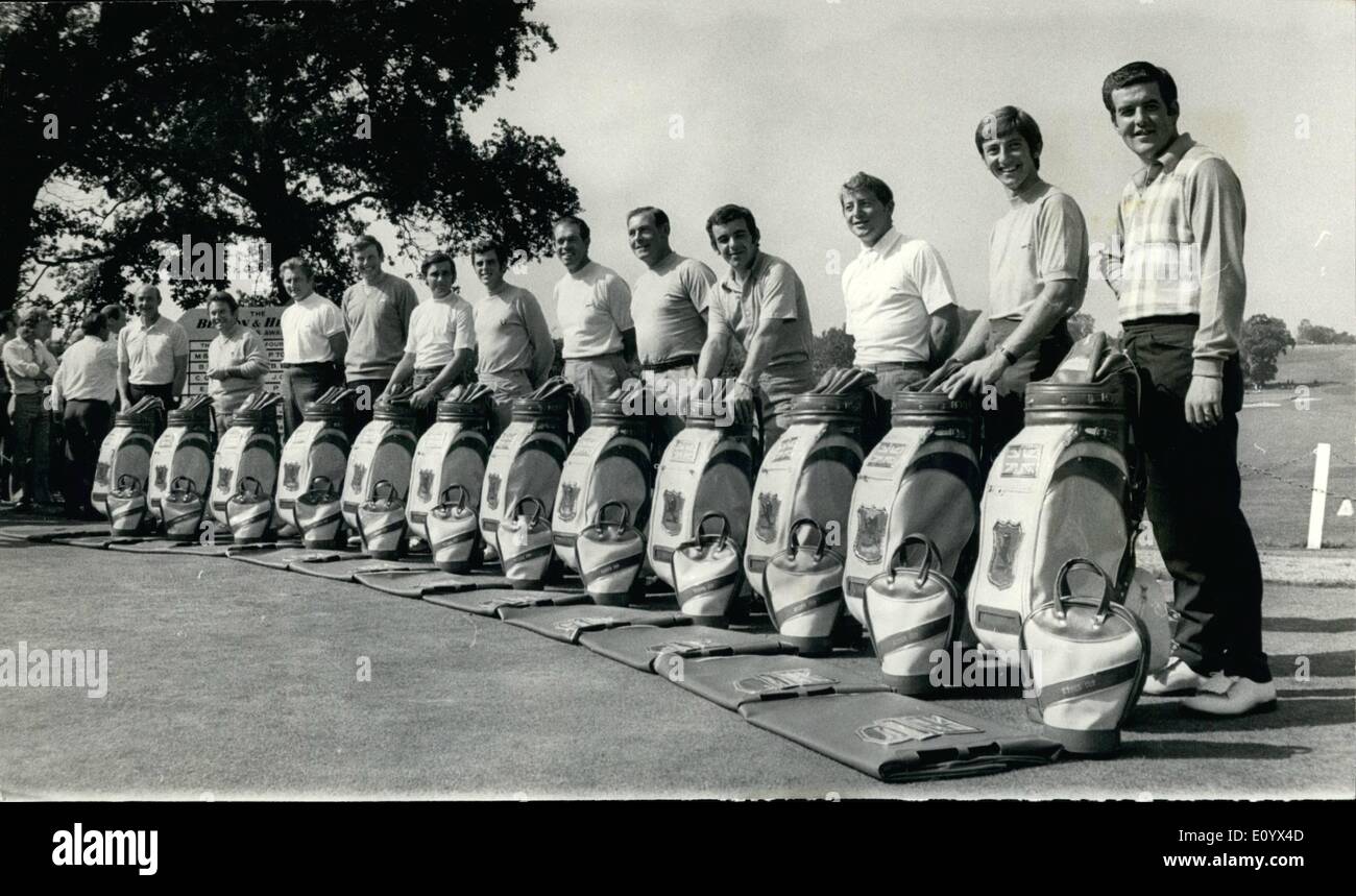 Sett. 09, 1971 - Ryder Cup i golfisti in pratica. British Ryder Cup i golfisti erano sempre in alcune prassi finale a South Herts, Totteridge, prima della loro partenza per gli Stati Uniti. Keystone Mostra fotografica di:- una line-up della British Ryder Cup team (con l'eccezione di Neil Coles, che ha già lasciato in mare), raffigurato al South Herts Golf Club. (L a R): Eric Brown (capitano); Brian Huggett; Brian Barnes; Pietro Oosterhuis; Peter Townsend; Bernanrd Gallacher; Peter Butler; Christy O;Connor; Tony Jacklin; Maurice Bembridge; John Garner, e Harry Bannerman. Foto Stock