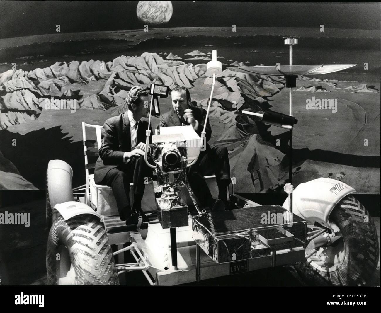 Sett. 09, 1971 - un cosmonauta ed un astronauta fianco a fianco in Lunar veicolo itinerante: cosmonauta Vitali Sevastianov, pilota di Soius 9 (sinistra) e astronauta James Lowell, comandante di Apollo XIII missione, sono seduti fianco a fianco nel ''Moon car'', come il Lunar veicolo itinerante, sviluppato da General Motors e Boeing per la NSA è generalmente chiamato Foto Stock