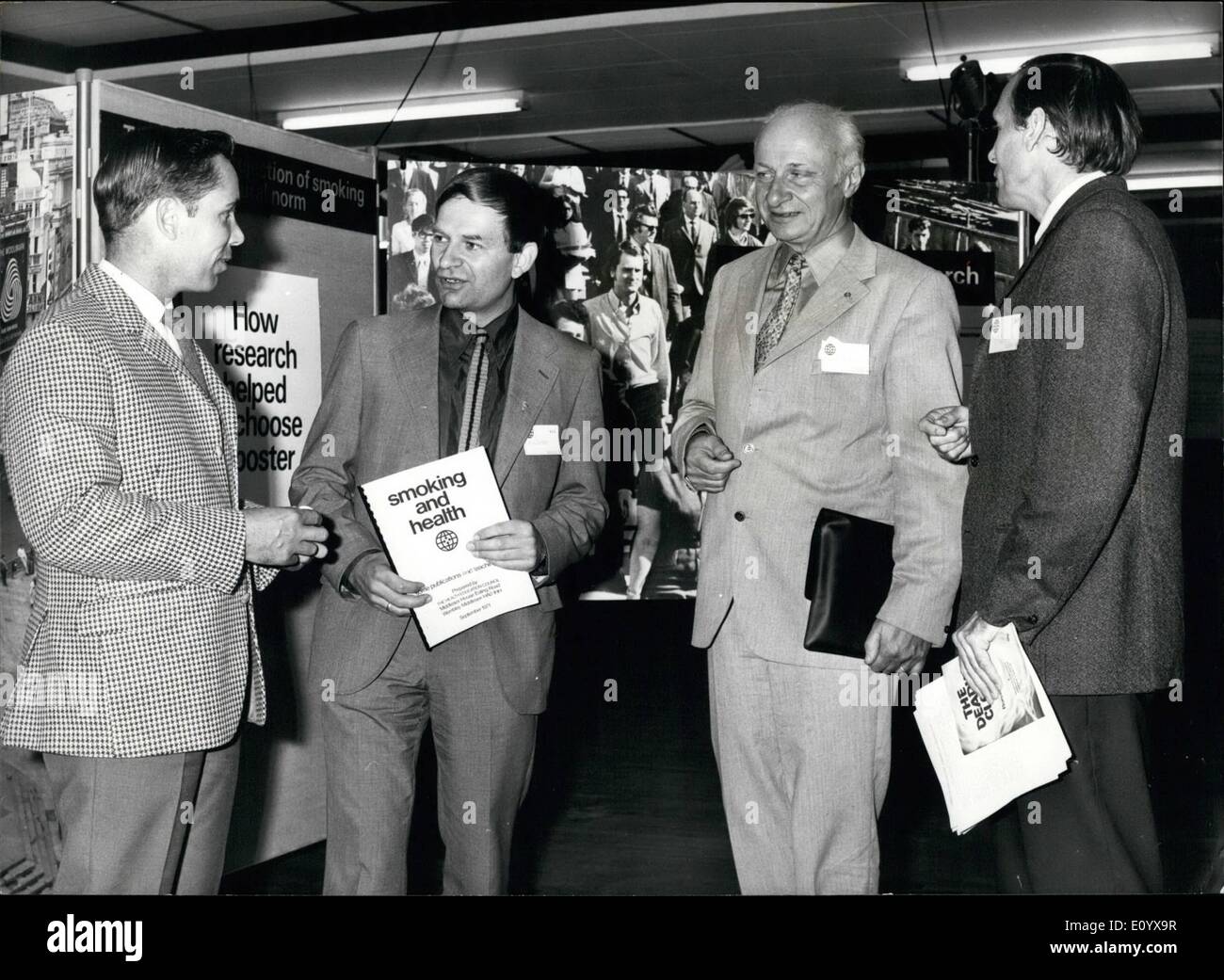 Sett. 09, 1971 - La Conferenza mondiale sul fumo e la salute si apre a Londra; la seconda Conferenza mondiale sul fumo e la salute, organizzata dal Ministero della salute Il Consiglio Istruzione ha aperto presso l'Imperial College of Science and Technology, Londra, SW.7. I delegati di 23 paesi parteciperanno. La foto mostra foto la conferenza di oggi sono (L. per R.) Il sig. R.W. Cornell, della scuola americana di scuole internazionali di l'Aia, Paesi Bassi; il sig. Nils Einar Ostby, del Consiglio nazionale per la salute e il benessere degli animali, Stoccolma; la dott.ssa M. Tottie, capo delle relazioni, Stoccolma e il Dott. T Foto Stock