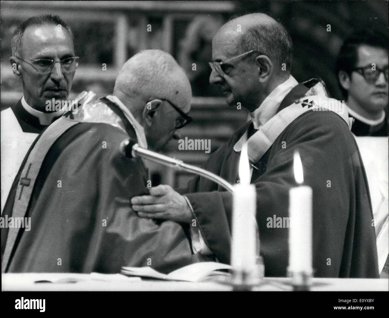 Sett. 09, 1971 - Città del Vaticano, il terzo mondo Sinodo dei Vescovi è stato ufficialmente inaugurato questa mattina durante la Messa nella Sistina Chappel detto da parte del Papa e di altri quattro cardinali, uno di loro è stato il card. Joszef Mindszently, recentemente rilasciato dal governo ungherese. Mostra fotografica. Papa Paolo VI cambia l'abbraccio con la carta. Joszef Mindszenty. Foto Stock