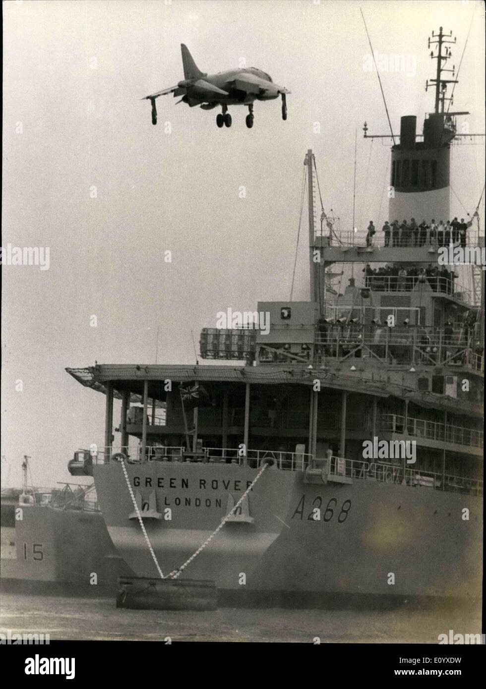 Sett. 22, 1971 - Harrier Jump Jet Deck Landing ASt Greenwich: UN HAWKER SIDDELEY V/Stol Harrier jet oggi reso un atterraggio verticale Foto Stock