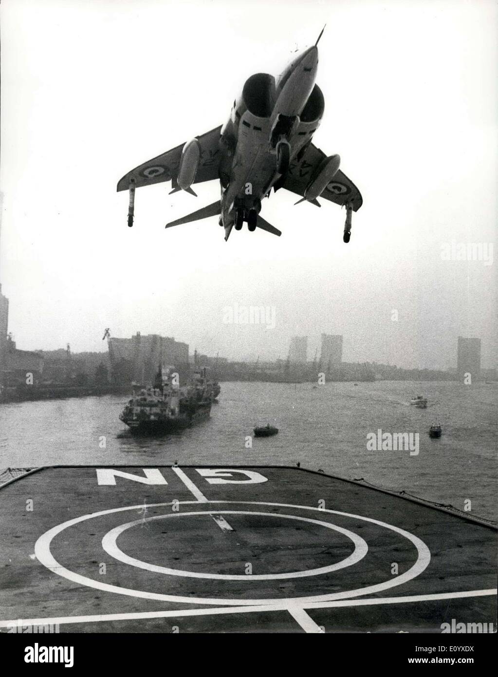 Sett. 22, 1971 - Harrier Jump Jet Deck in atterraggio a Greenwich: UN HAWKER SIDDELEY V/Stol Harrier jet oggi reso un atterraggio verticale e prendere -off dal ponte della Flotta Reale ausiliari di ''Rover verde'', ormeggiata nel fiume Tamigi a Greenwich, Londra, il funzionamento è stato guardato da alti ufficiali di molti del mondo marine, che frequentavano la Royal Navy Equipment Exhibition presso il Royal Naval College di Greenwich Foto Stock
