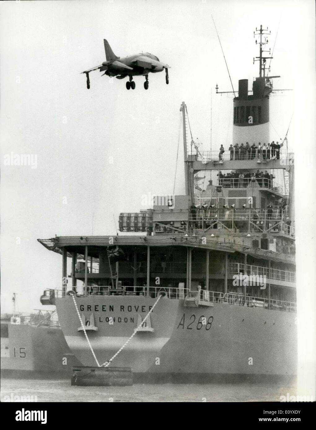 Sett. 22, 1971 - Harrier Jump Jet Deck in atterraggio a Greenwich: UN HAWKER SIDDELEY V/Stol Harrier jet oggi reso un atterraggio verticale e prendere -off dal ponte della Flotta Reale ausiliari di ''Rover verde'', ormeggiata nel fiume Tamigi a Greenwich, Londra, il funzionamento è stato guardato da alti ufficiali di molti del mondo marine, che frequentavano la Royal Navy Equipment Exhibition presso il Royal Naval College di Greenwich Foto Stock