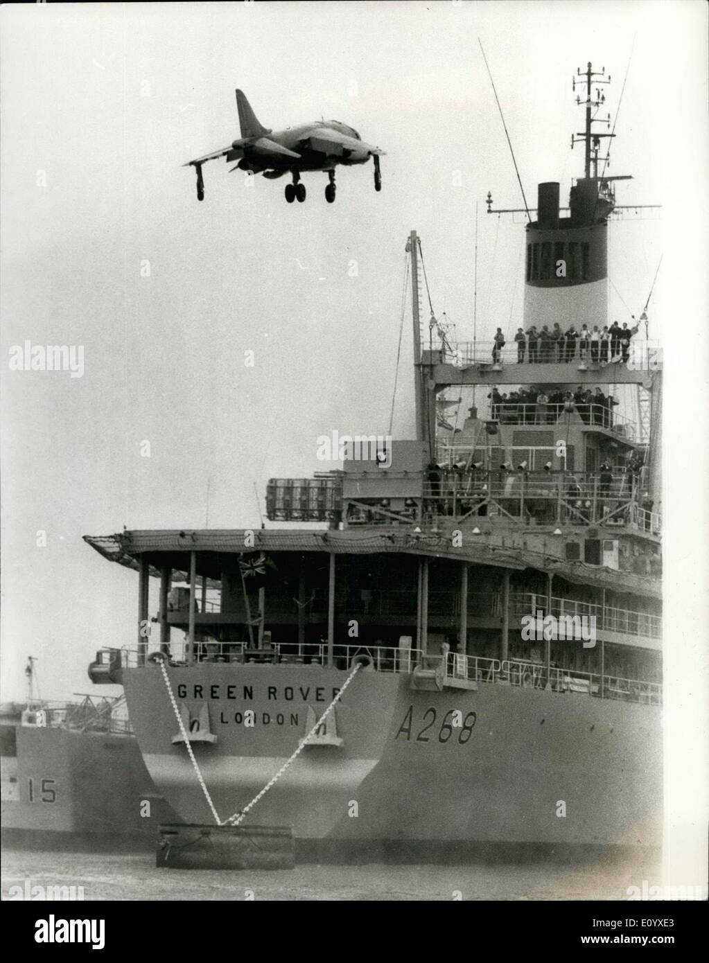 Sett. 23, 1971 - Harrier Jump Jet Deck in atterraggio a Greenwich: UN HAWKER SIDDELEY V/Stol Harrier jet oggi reso un atterraggio verticale e prendere -off dal ponte della Flotta Reale ausiliari di ''Rover verde'', ormeggiata nel fiume Tamigi a Greenwich, Londra, il funzionamento è stato guardato da alti ufficiali di molti del mondo marine, che frequentavano la Royal Navy Equipment Exhibition presso il Royal Naval College di Greenwich Foto Stock