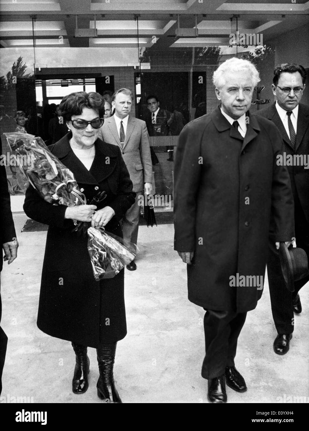 Sep 27, 1971; Paris, CA, Francia; il nuovo ambasciatore U.R.S.S. Sig. ABRASSIMOV è venuto a Parigi per sostituire il Sig. Zorine. Sig. Piotr ABRASSIMOV stato senior ambasciatore in tedesco Repubblica Democratica. La foto mostra il signor Abrassimov al suo arrivo in aeroporto Bouget con sua moglie. Foto Stock