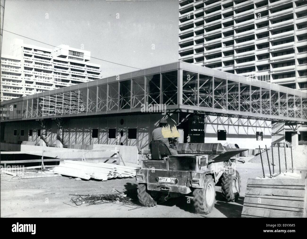 Ottobre 10, 1971 - OLYMPIA - Chiesa del monaco di baviera terreno olimpico finito nella ruvida: sotto un unico tetto... ... Sono le due chiese in mezzo al terreno olimpico che sono state terminate in grezzo ora (foto-centro). L'edificio che è stato progettato dagli architetti di Monaco di Baviera Bernhard Cristo e Giuseppe Karg terrà nella chiesa protestante con 200 posti a sedere e circa tre volte più grande chiesa cattolica nel 1972. Tutte le camere tra cui le chiese sono disponibili durante il periodo dei Giochi Olimpici per lo sport - persone di tutte le religioni. Il ''double-chiesa " non avrà una torre. Foto Stock