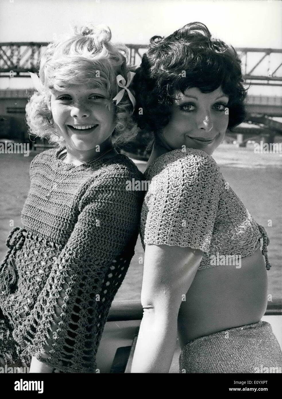 Ottobre 10, 1971 - Introduzione Kiddywigs: Gay ragazze Parrucche, la base a Londra azienda internazionale, ha annunciato oggi Kiddywig, la nuova parrucca di divertimento per i bambini. Il Kiddywig è realizzato in Cordelan M2, il nuovo stupore fibra sviluppate in Giappone dalla società Kohjin Co Ltd. La foto mostra il modello;s Carole Twitchin, 13 e Lesley Adams, 24, indossando la nuova parrucca Lesley lo indossa per mostrare che sono adatti anche per le donne. Foto Stock