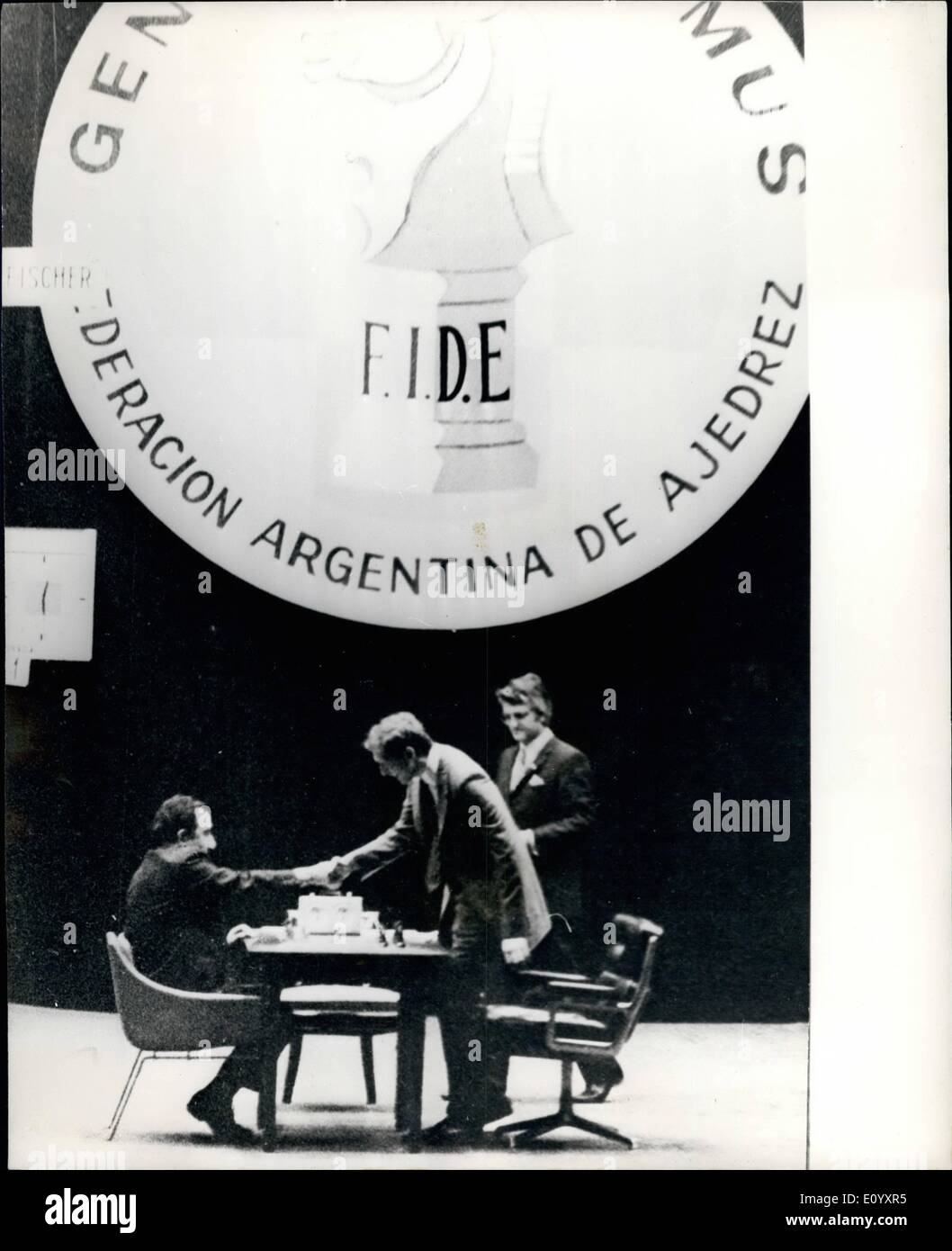 Ottobre 10, 1971 - World Chess championship match in Buenos Aires: Bobby Fischer di stato unito e Tigran Peterson della Unione Sovietica, raffigurato in Buenos Aires durante il terzo di loro 12-match di gioco nel mondo di scacchi campionato semi finale il vincitore potrà giocare Boris Spassky. sovietica di campione del mondo per il titolo nido primavera. Foto Stock