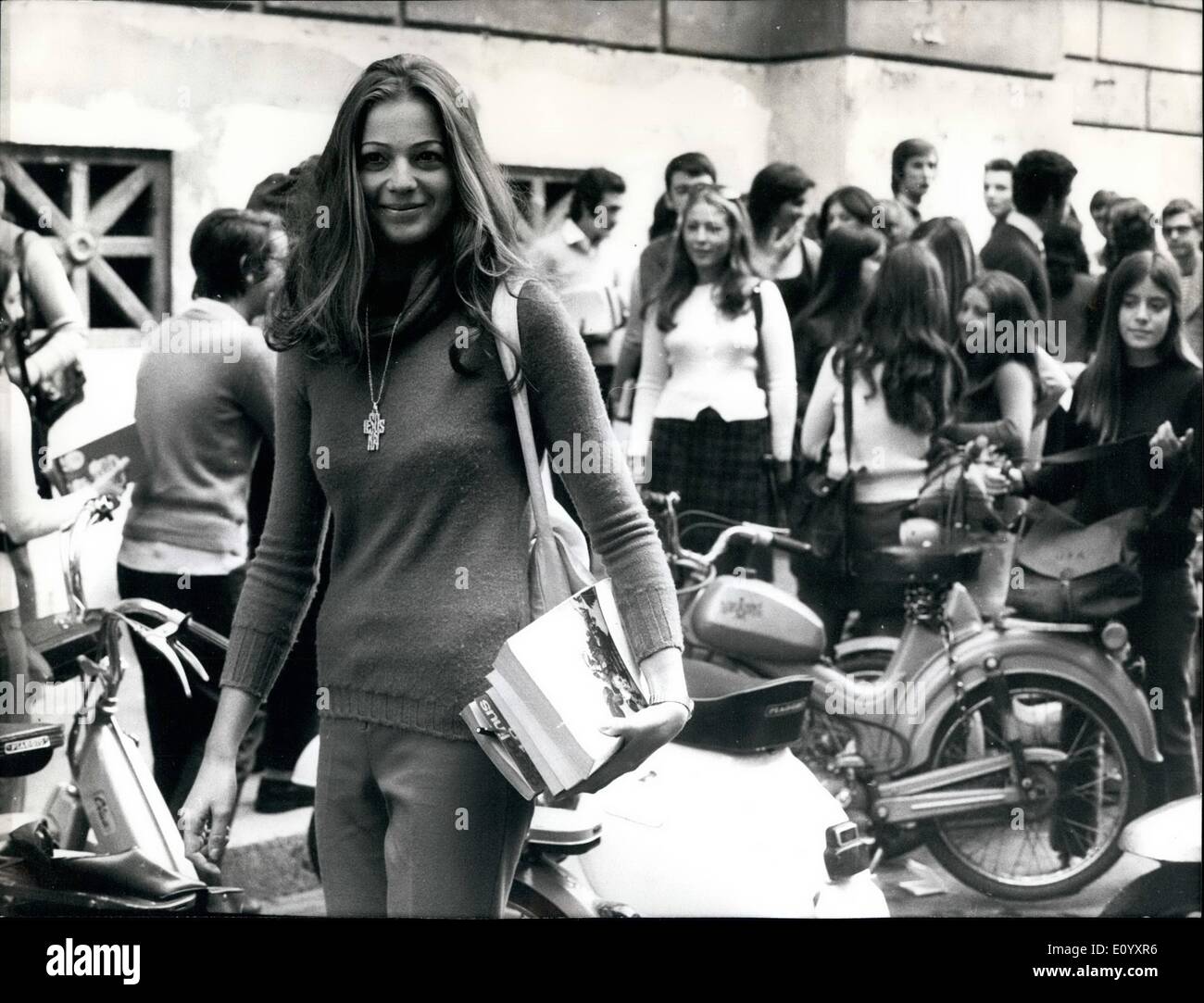 Ottobre 10, 1971 - Maria Pinnone, il 17-anno-vecchio studente romano che nel mese di agosto prese il titolo di "Miss Italia", ha restituito al Foto Stock