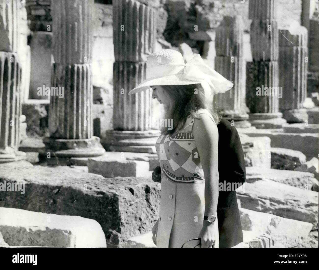 Ottobre 10, 1971 - ROYAL VISITA IN TURCHIA: H.M. La regina accompagnata dal principe Filippo e la principessa Anne ieri fatto un tour della città antica di Efeso, durante il Royal visita in Turchia. Mostra fotografica di:- Princess Anne illustrato ieri durante la visita alla città antica di Efeso. Foto Stock