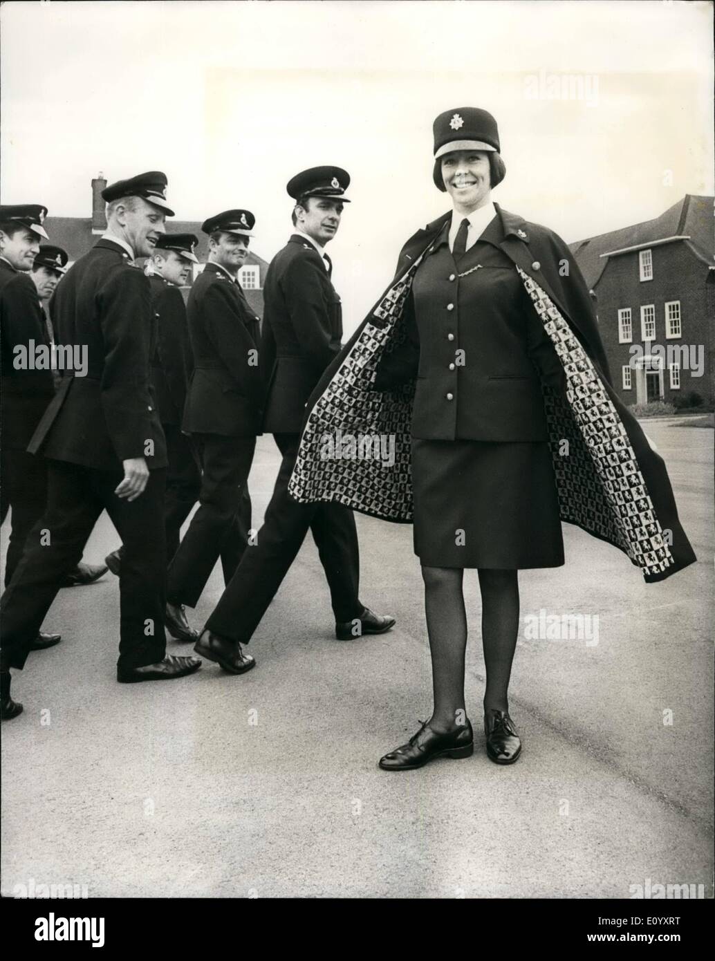 Ottobre 10, 1971 - Nuovo stile uniforme per Kent donne polizia; donne ufficiali e cadetti ragazza nel Kent forza di polizia avrà un nuovo stile uniforme dal prossimo aprile quando il presente di uniformi, adottata nel 1961, saranno gradualmente eliminati. La nuova uniforme sarà rilasciato per essere fuori fase. La nuova uniforme sarà rilasciato alle reclute e ragazza cadetti al momento dell'iscrizione ma serve femminile riceveranno la nuova uniforme come loro indumenti esistenti diventano inutilizzabili. La nuova uniforme è 55% terylene e 45 % di lana worated. L'uniforme, che comprende tutta la lunghezza del capo, è stato progettato da Miss J. Moore Foto Stock