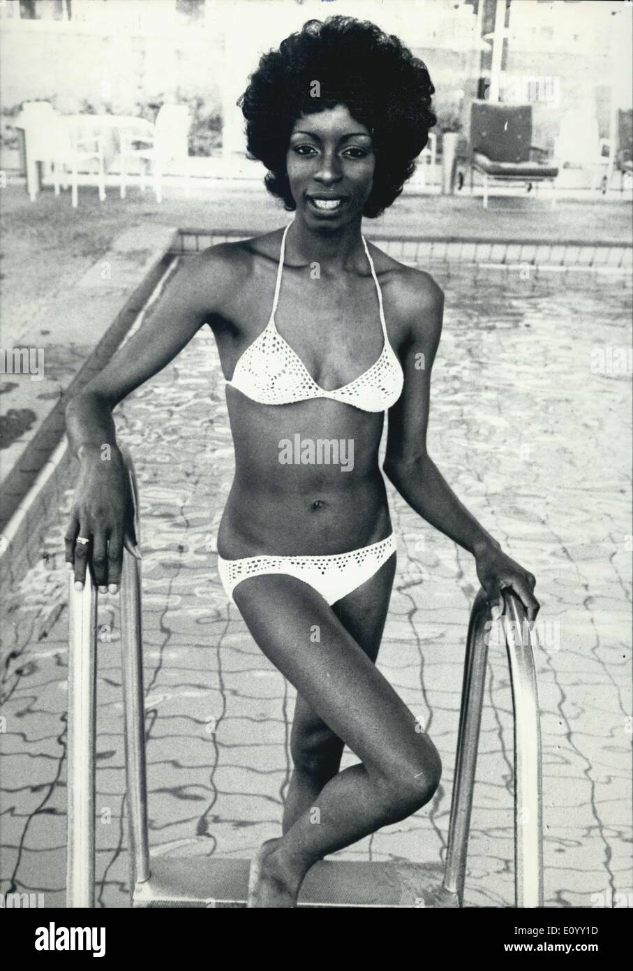 18 ottobre 1971 - alcune persone piace caldo ... ... E uno tra di loro è ''Africa" dal - Africa! La pelle scura la bellezza del continente nero, che divenne noto in Europa come un manichino e modello nel frattempo, venuto a D?sseldorf (West   Germania). ''Africa'' si sente quasi a casa qui, l'unica cosa che manca, sono le temperature tropicali, soprattutto quando essa è in posa davanti al fotografo in una breve a crochet bikini, come qui. Foto Stock