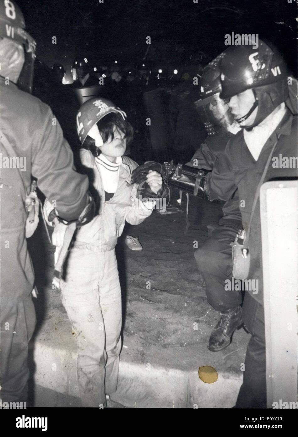 Ottobre 21, 1971 - International Antiwar Giorno: Street battaglia mark Tokyo eventi 400 di sinistra sono stati gli studenti arrestati , 21, 0000 ha dimostrato contro il Giappone-US trattato di reversione pf Okinawa. Vogliono che la rimozione di tutte le basi statunitensi e di armi nucleari. Trattato è ora prima di dieta. I dimostranti- molte ragazze - Utilizzate il bambù pennoni, Molotov cocktail, rocce, bruciando le automobili. Polizia ha sparato gas lacrimogeni. Foto Stock