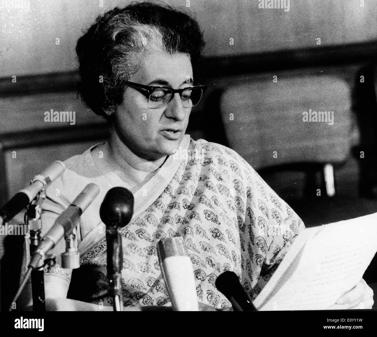 Il primo ministro Indira Gandhi parla a una conferenza Foto Stock