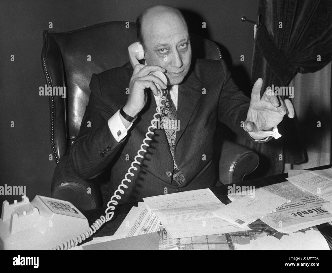 Nov. 3, 1971 - JEAN-PIERRE MELVILLE parlando al telefono alla sua scrivania. Foto Stock