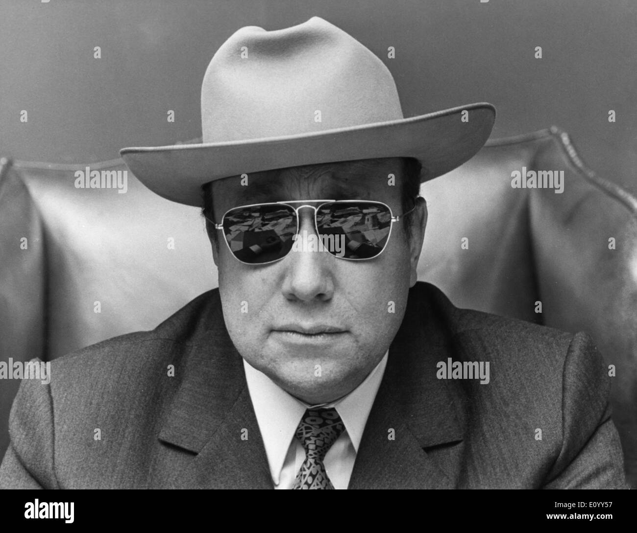 Nov. 3, 1971 - JEAN-PIERRE MELVILLE indossando un cappello da cowboy e occhiali da sole. Foto Stock
