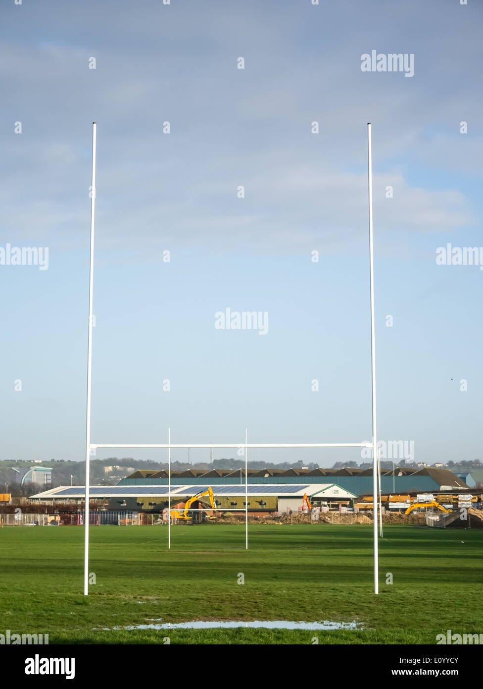 Un pubblico campo da gioco con montanti di rugby Foto Stock